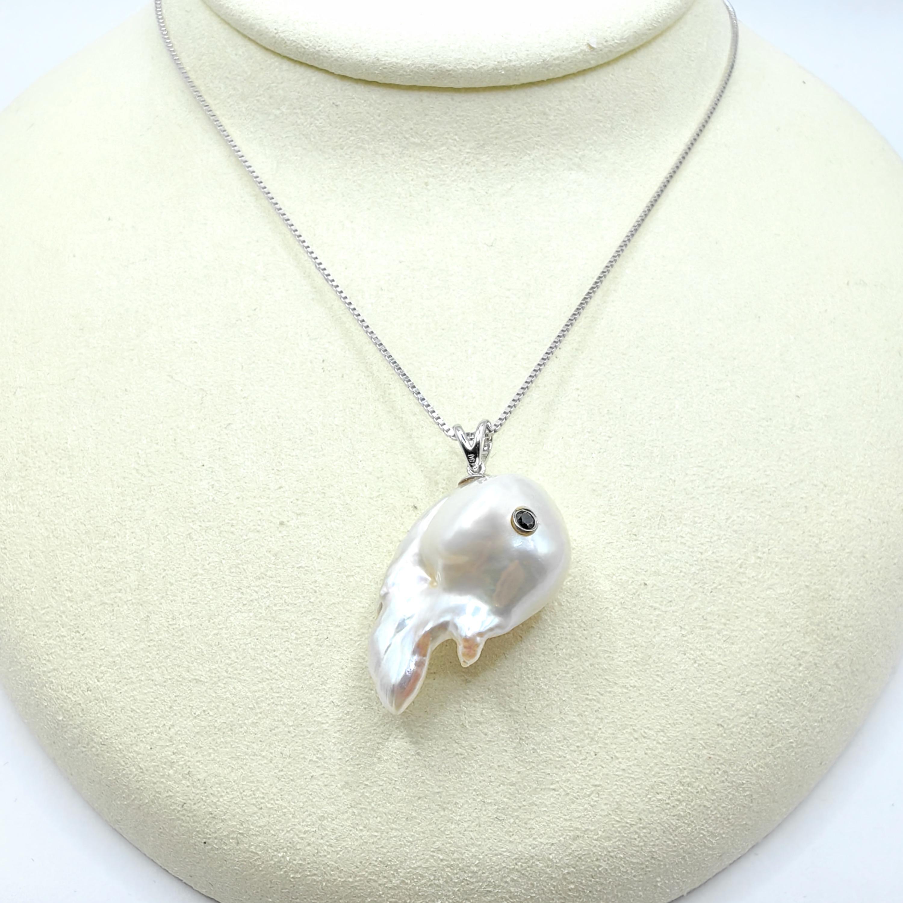 Darling Fish : Pendentif en or blanc 18 carats avec perles baroques et diamants noirs, représentant une carpe koï en train de sauter en vente 2