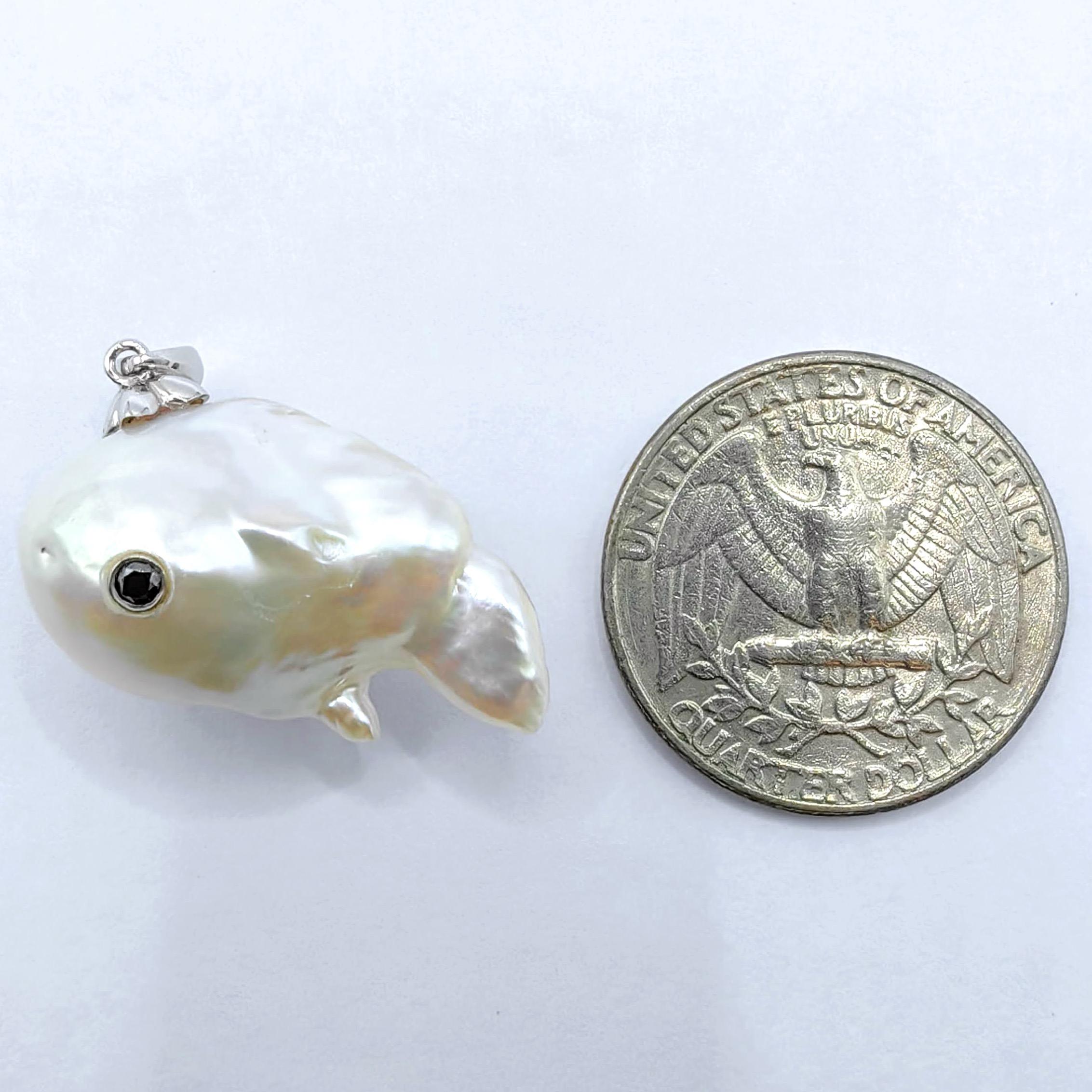 Darling Fish : Pendentif en or blanc 18 carats avec perles baroques et diamants noirs, représentant une carpe koï en train de sauter en vente 3