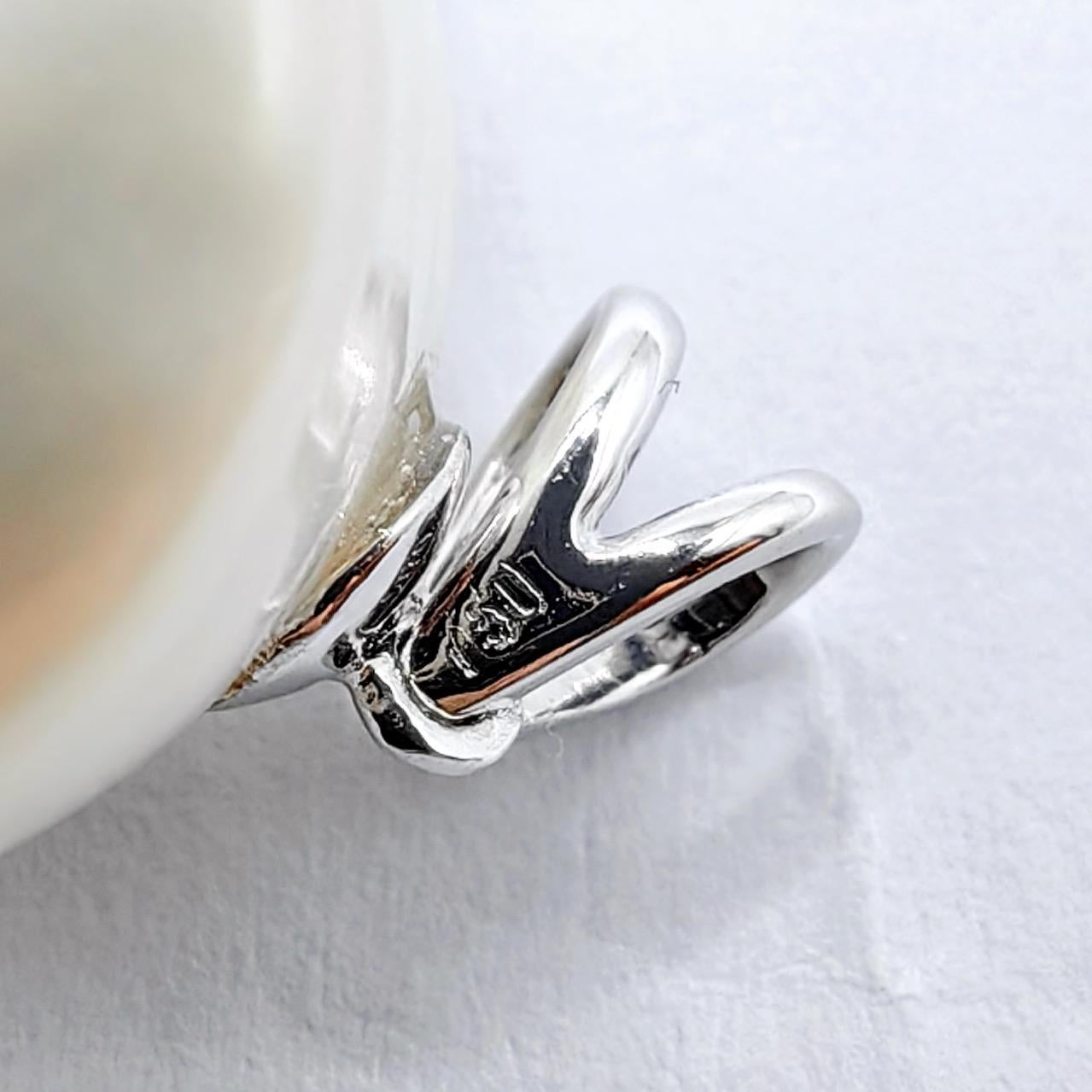 Darling Fish : Pendentif en or blanc 18 carats avec perles baroques et diamants noirs, représentant une carpe koï en train de sauter en vente 3