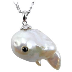 Darling Fish : Pendentif en or blanc 18 carats avec perles baroques et diamants noirs, représentant une carpe koï en train de sauter