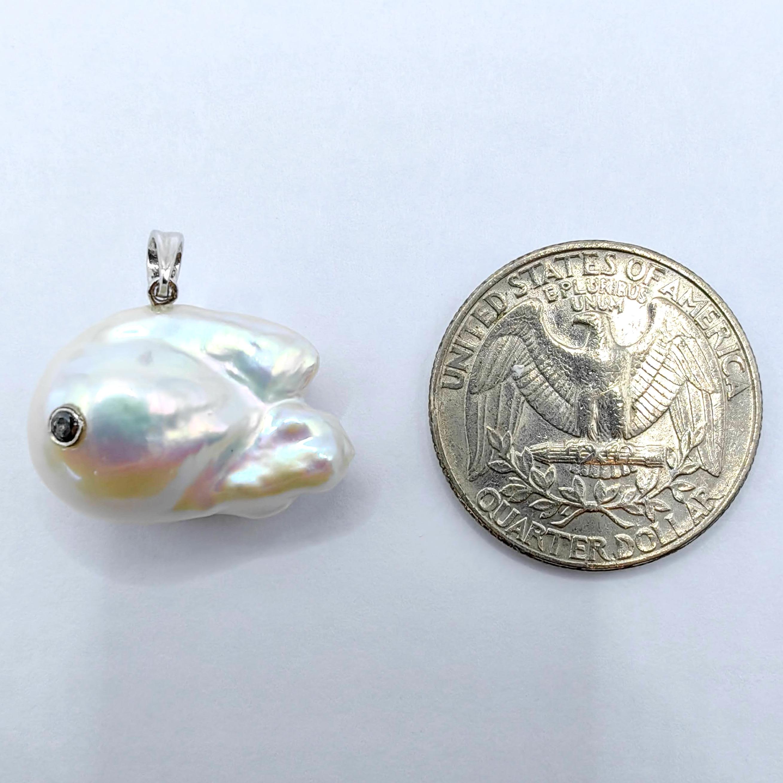 Darling Fish : Pendentif en or blanc 18 carats avec perles baroques et diamants noirs en vente 4