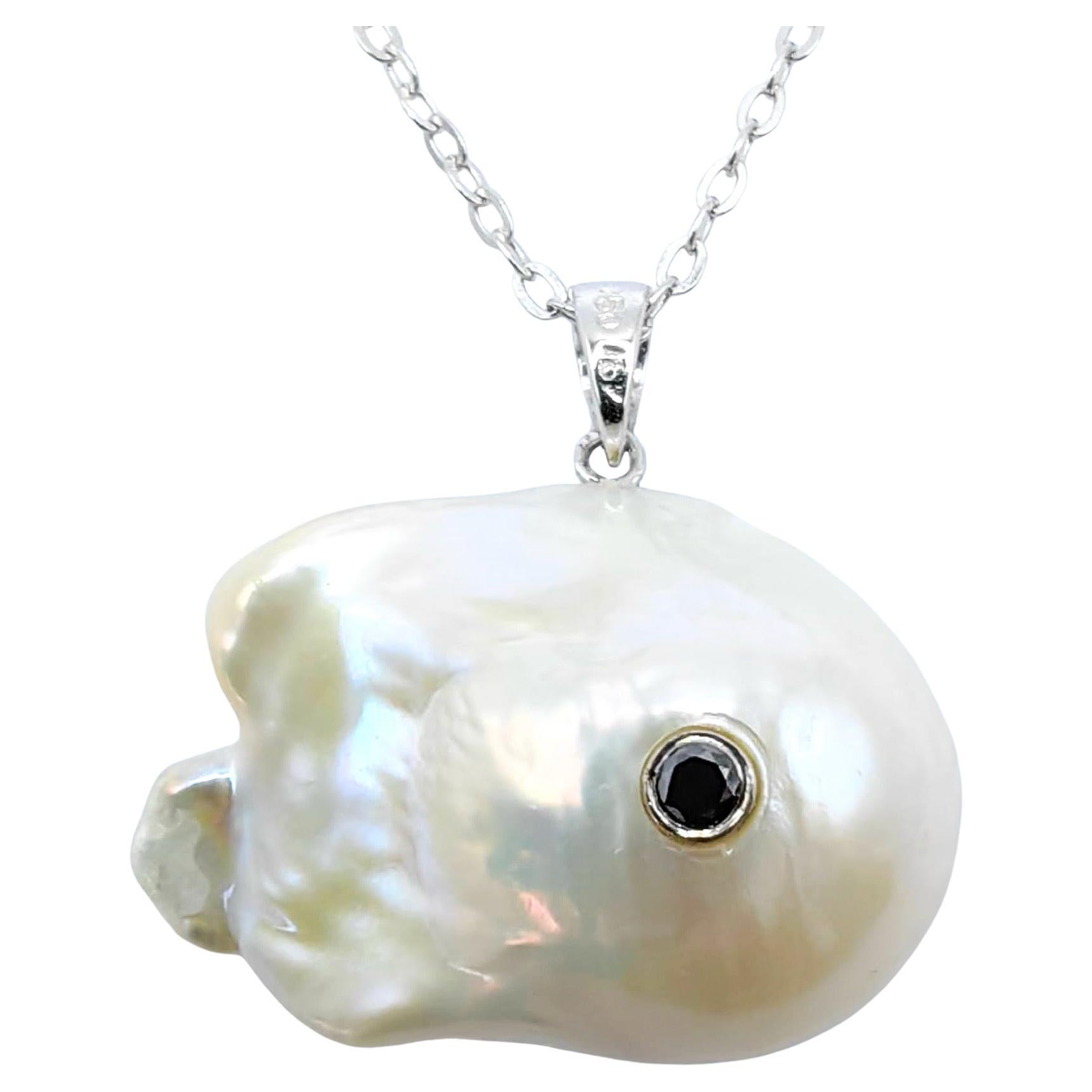 Plongez dans l'allure enchanteresse de l'élégance d'inspiration marine avec l'envoûtant pendentif Darling Fish : diamant noir et perle baroque en or blanc 18 carats. Façonnée à partir d'une perle baroque de culture d'eau douce d'un poids remarquable