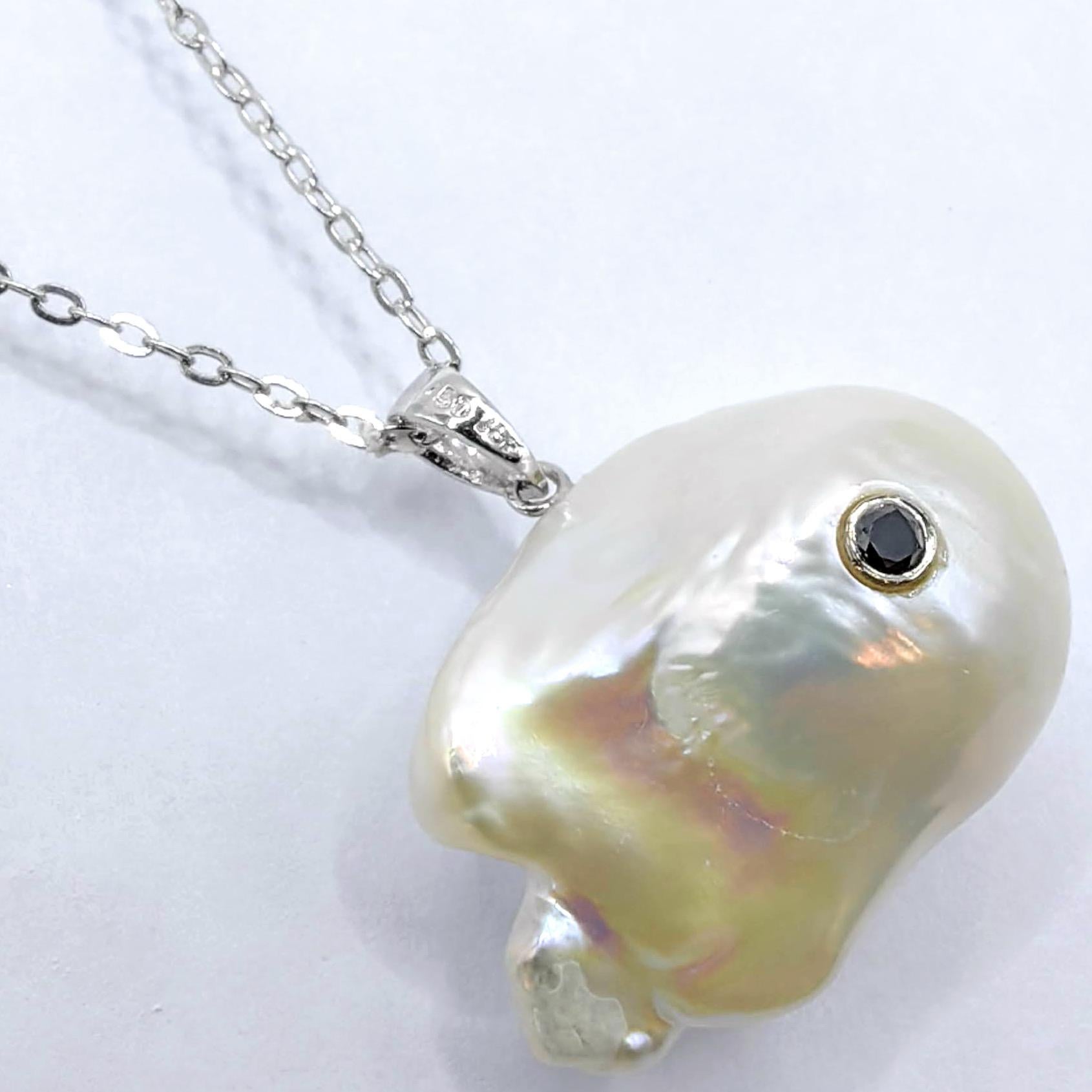 Contemporain Darling Fish : Pendentif en or blanc 18 carats avec perles baroques et diamants noirs en vente