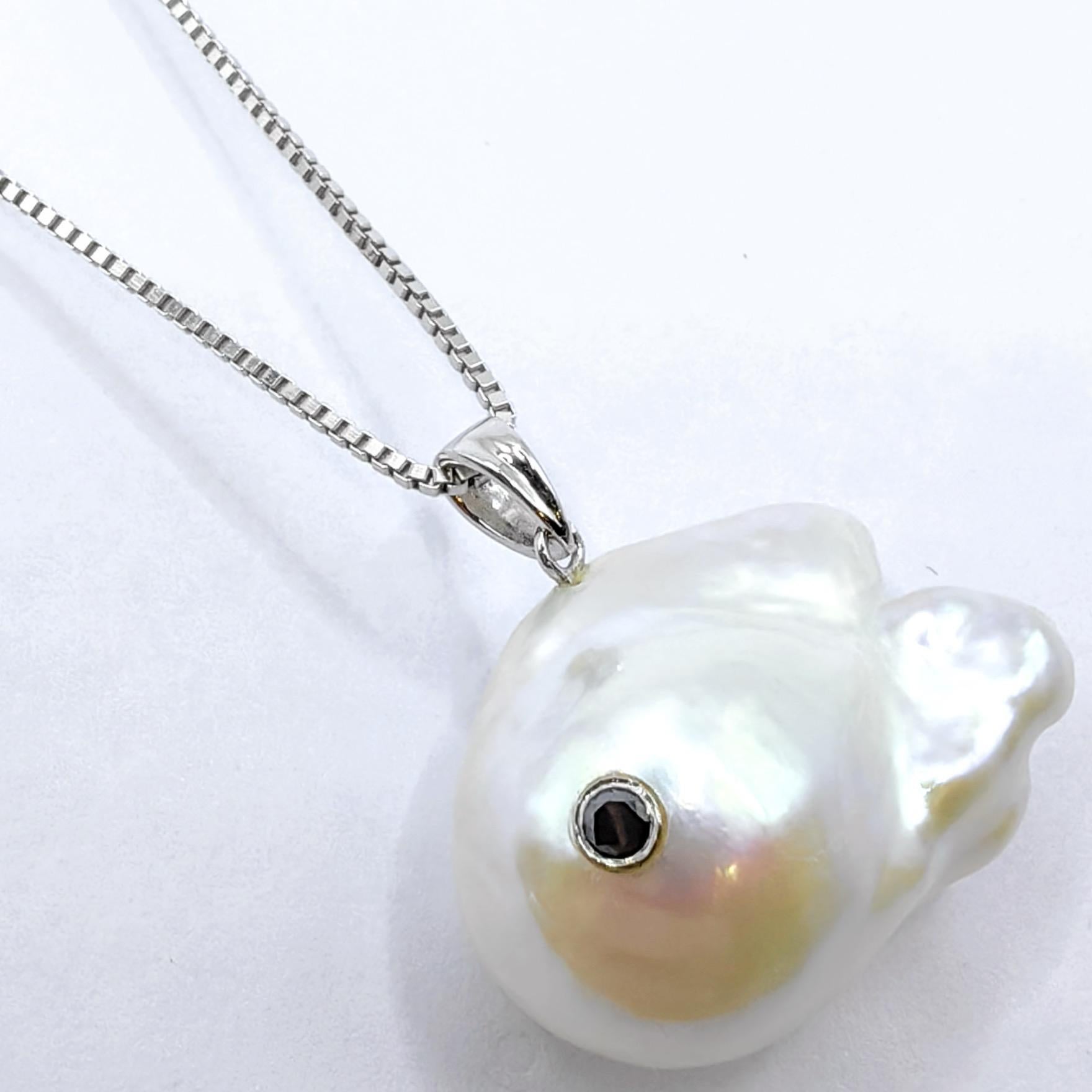 Contemporain Darling Fish : Pendentif en or blanc 18 carats avec perles baroques et diamants noirs en vente