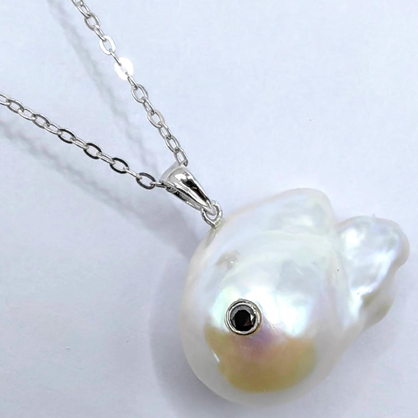 Taille brillant Darling Fish : Pendentif en or blanc 18 carats avec perles baroques et diamants noirs en vente