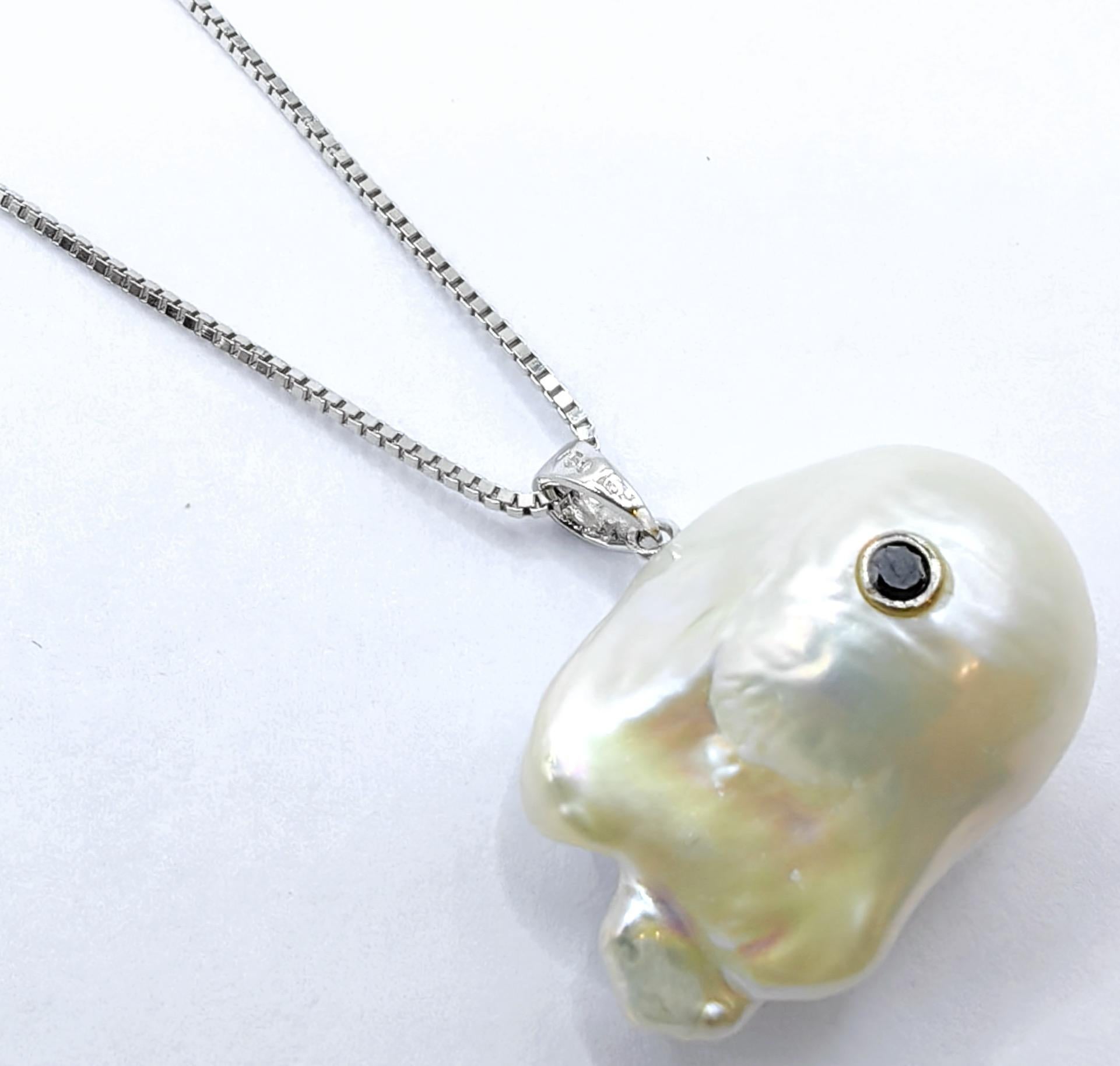 Taille brillant Darling Fish : Pendentif en or blanc 18 carats avec perles baroques et diamants noirs en vente