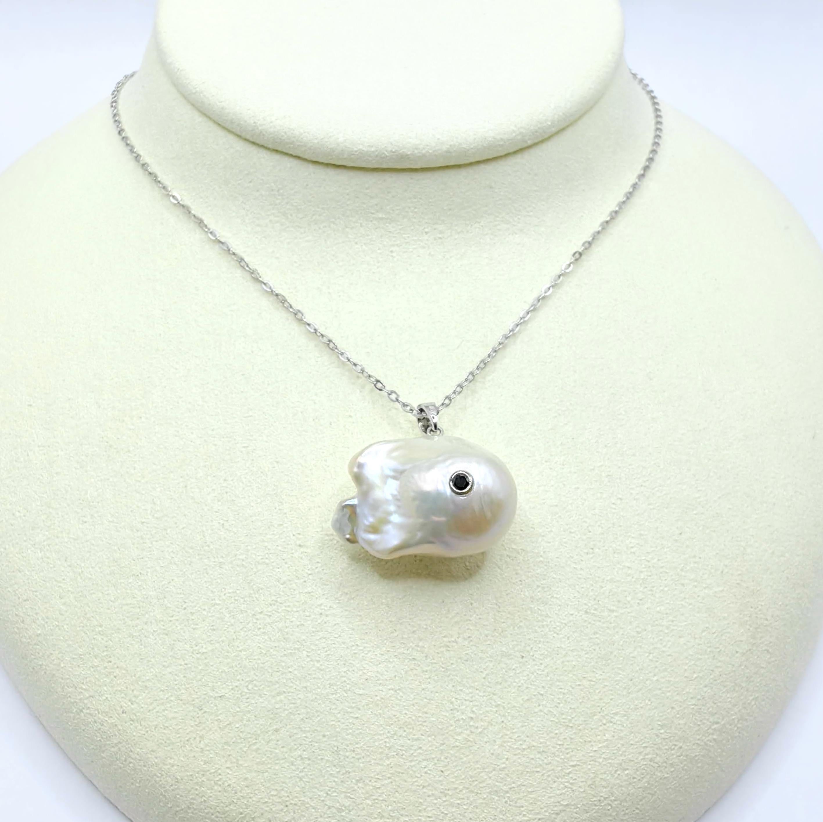 Darling Fish : Pendentif en or blanc 18 carats avec perles baroques et diamants noirs Neuf - En vente à Wan Chai District, HK