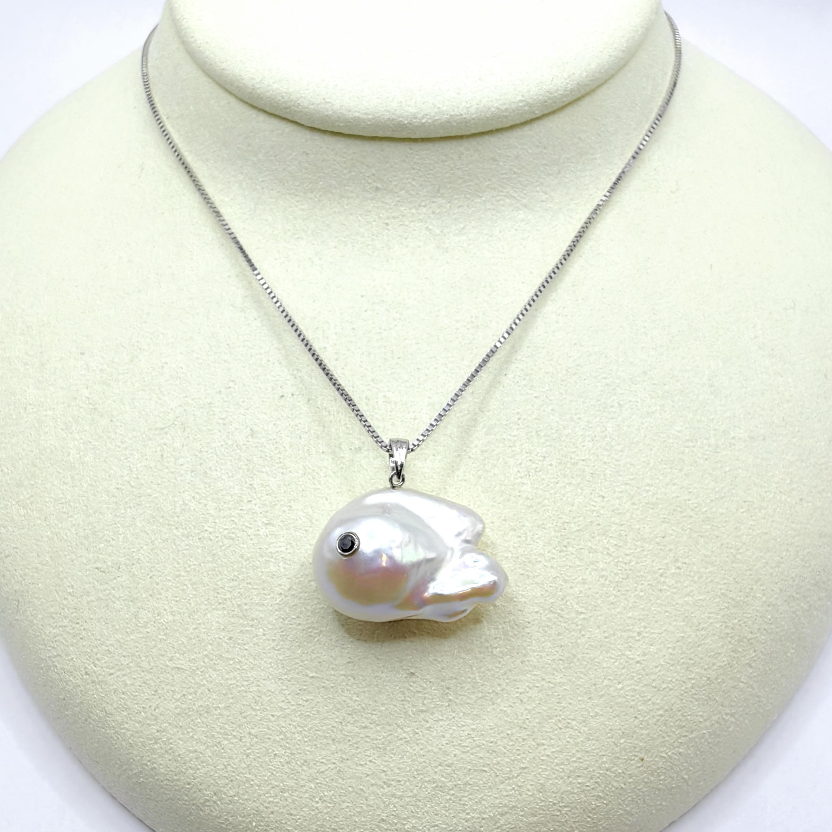 Darling Fish : Pendentif en or blanc 18 carats avec perles baroques et diamants noirs Neuf - En vente à Wan Chai District, HK