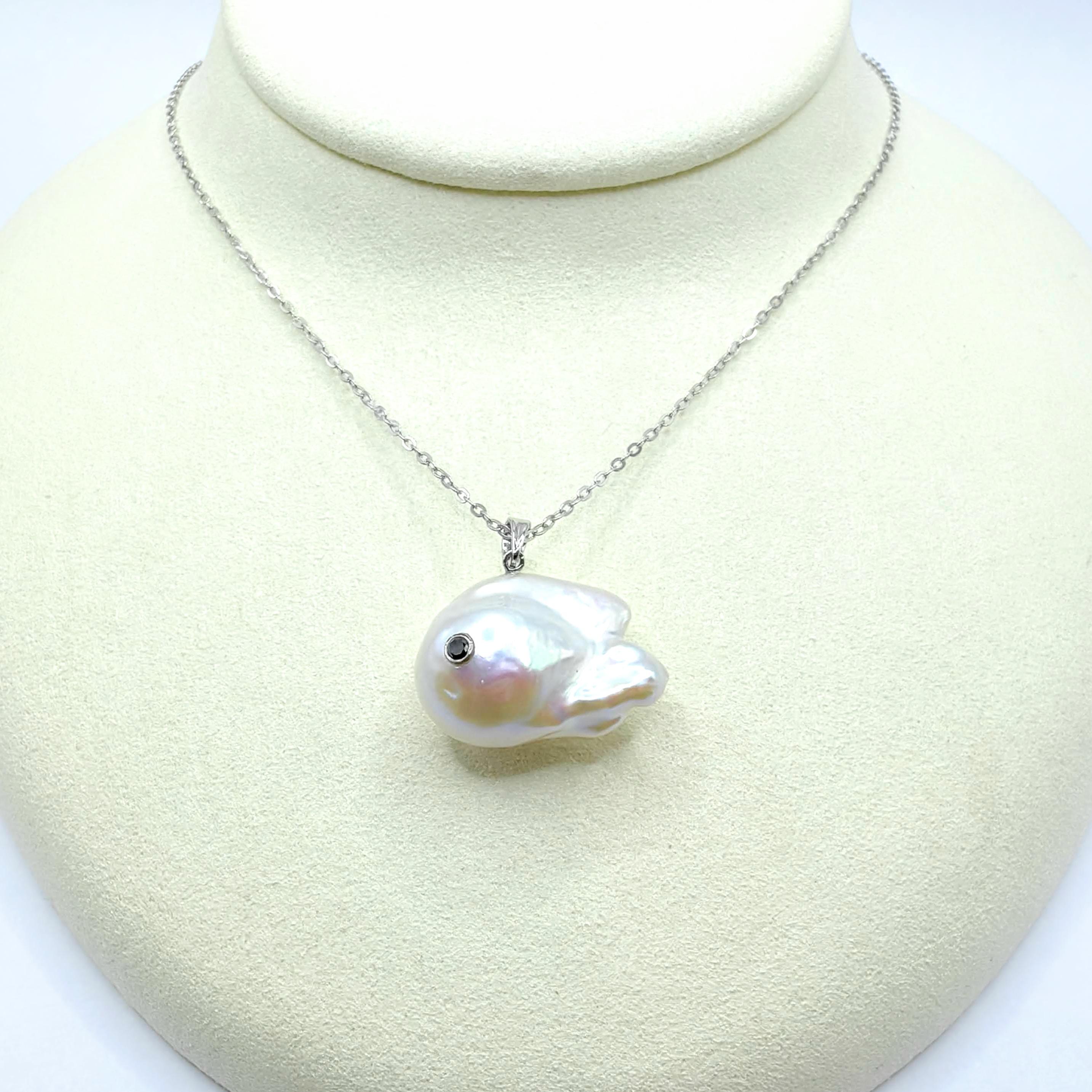 Darling Fish : Pendentif en or blanc 18 carats avec perles baroques et diamants noirs Unisexe en vente