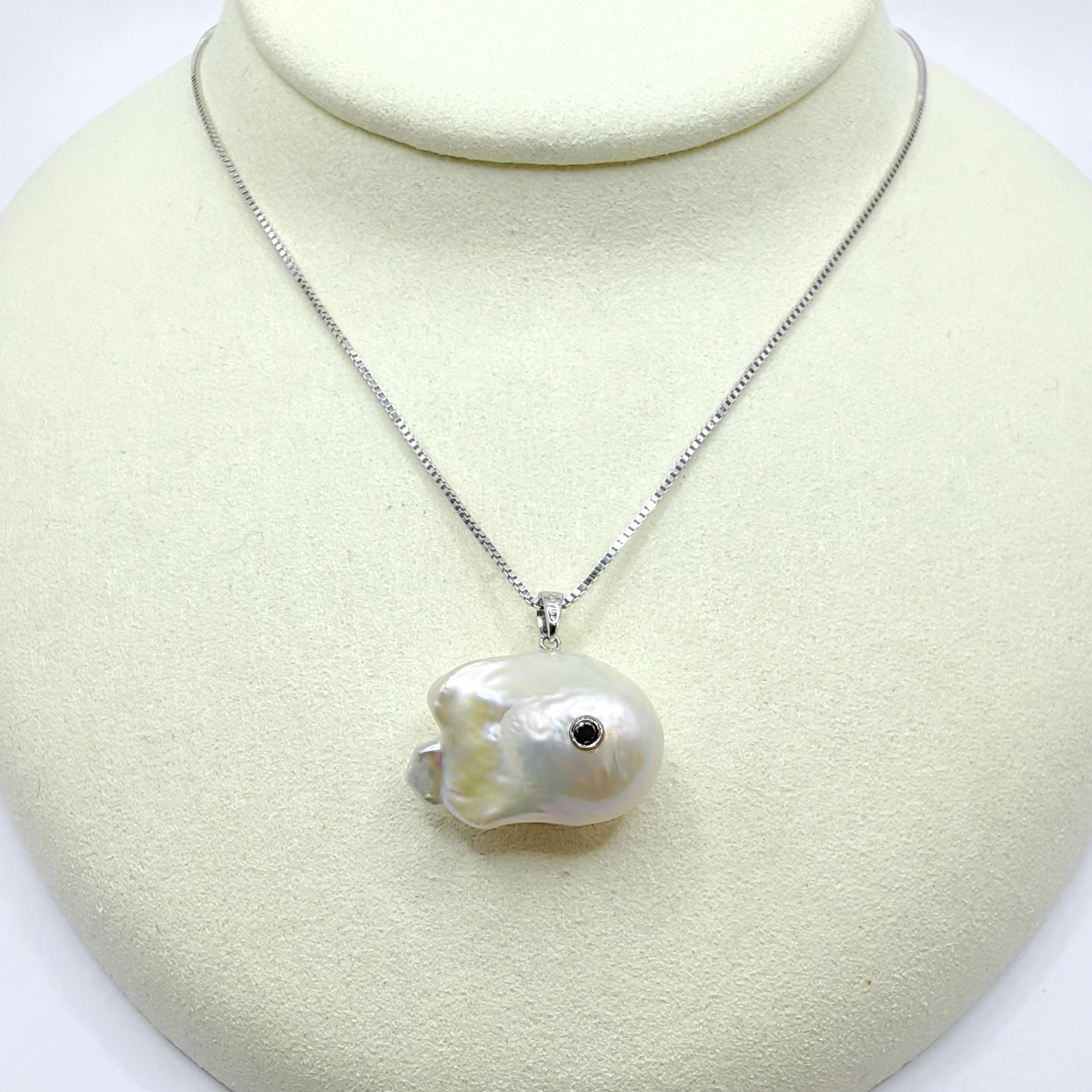 Darling Fish : Pendentif en or blanc 18 carats avec perles baroques et diamants noirs Unisexe en vente