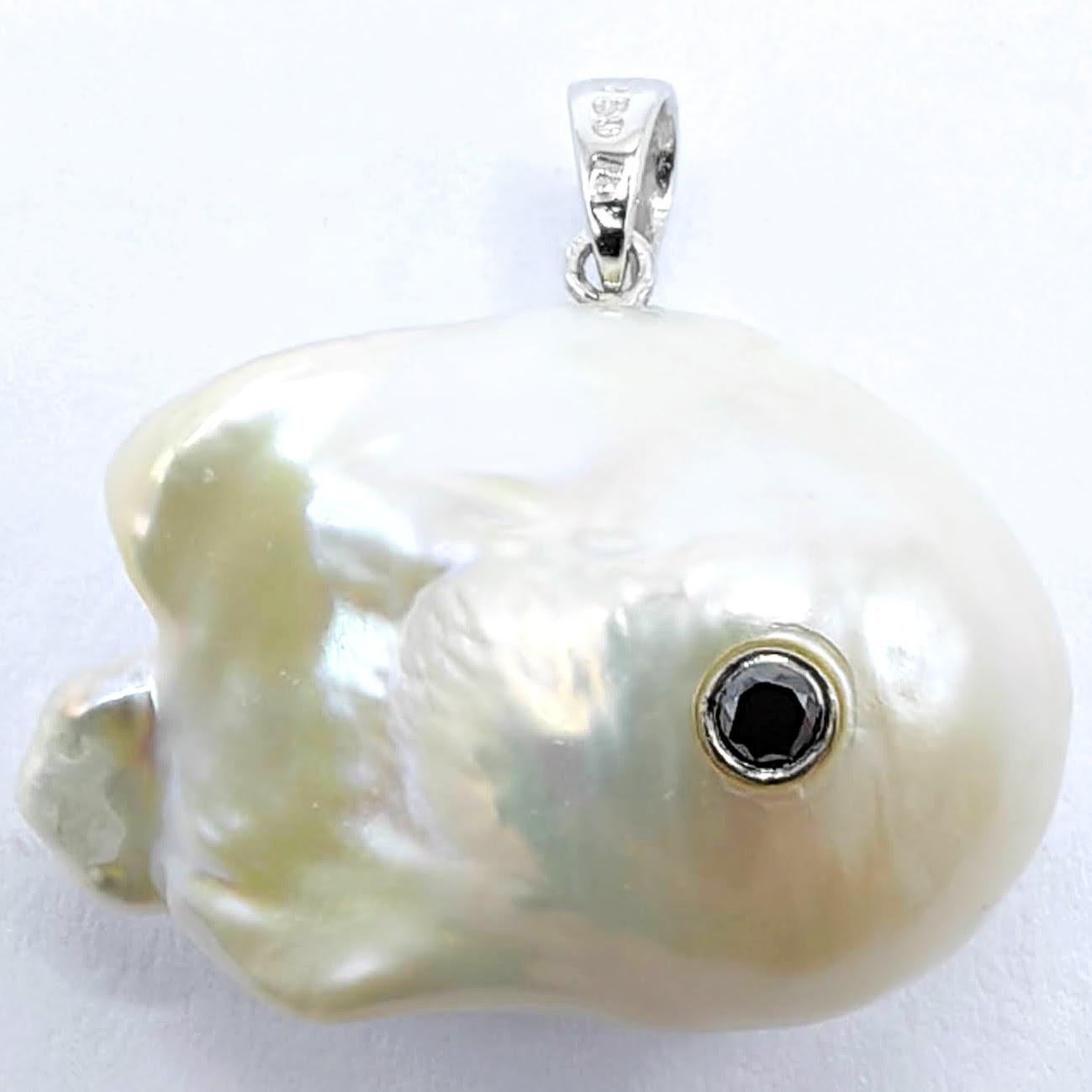 Darling Fish : Pendentif en or blanc 18 carats avec perles baroques et diamants noirs en vente 1