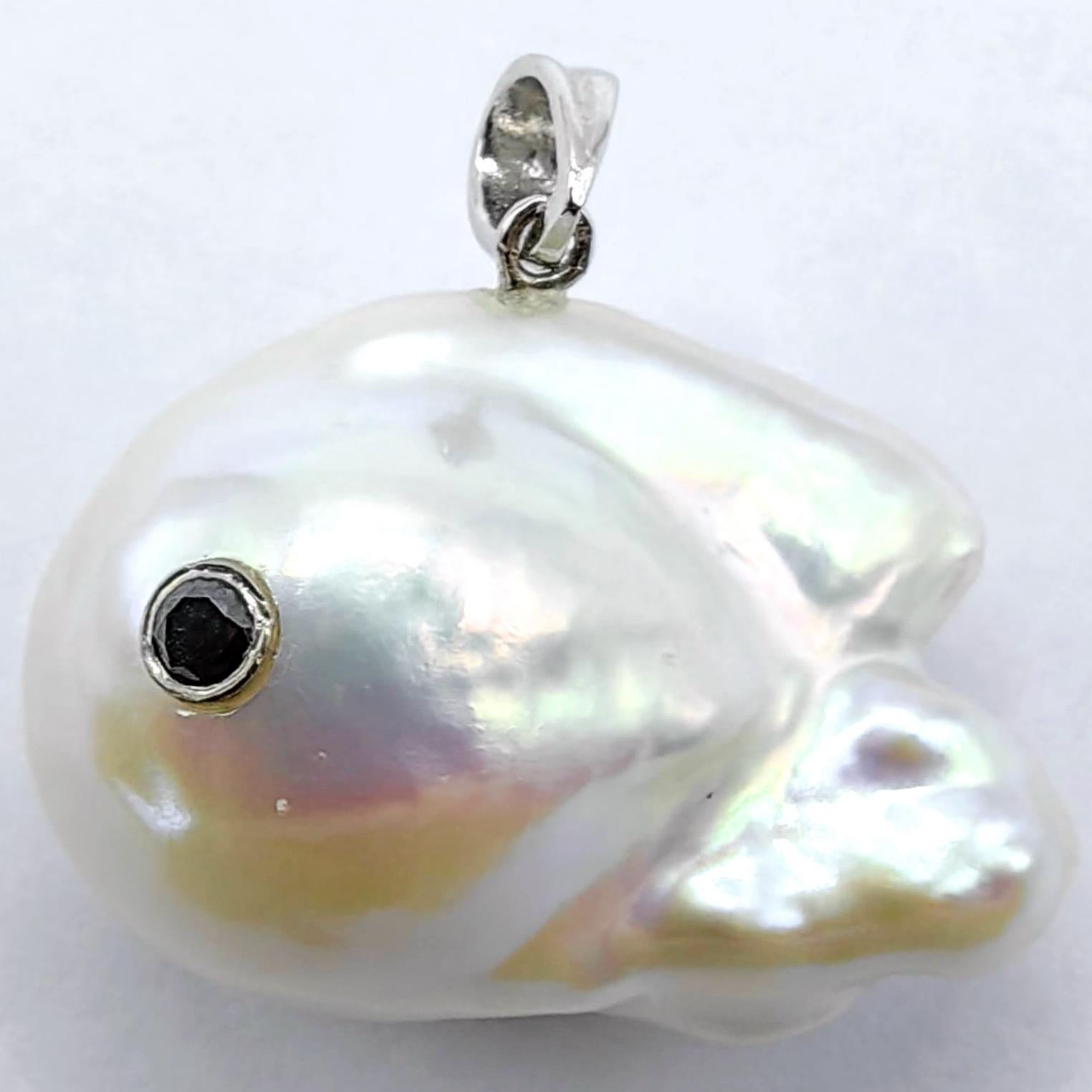 Darling Fish : Pendentif en or blanc 18 carats avec perles baroques et diamants noirs en vente 2