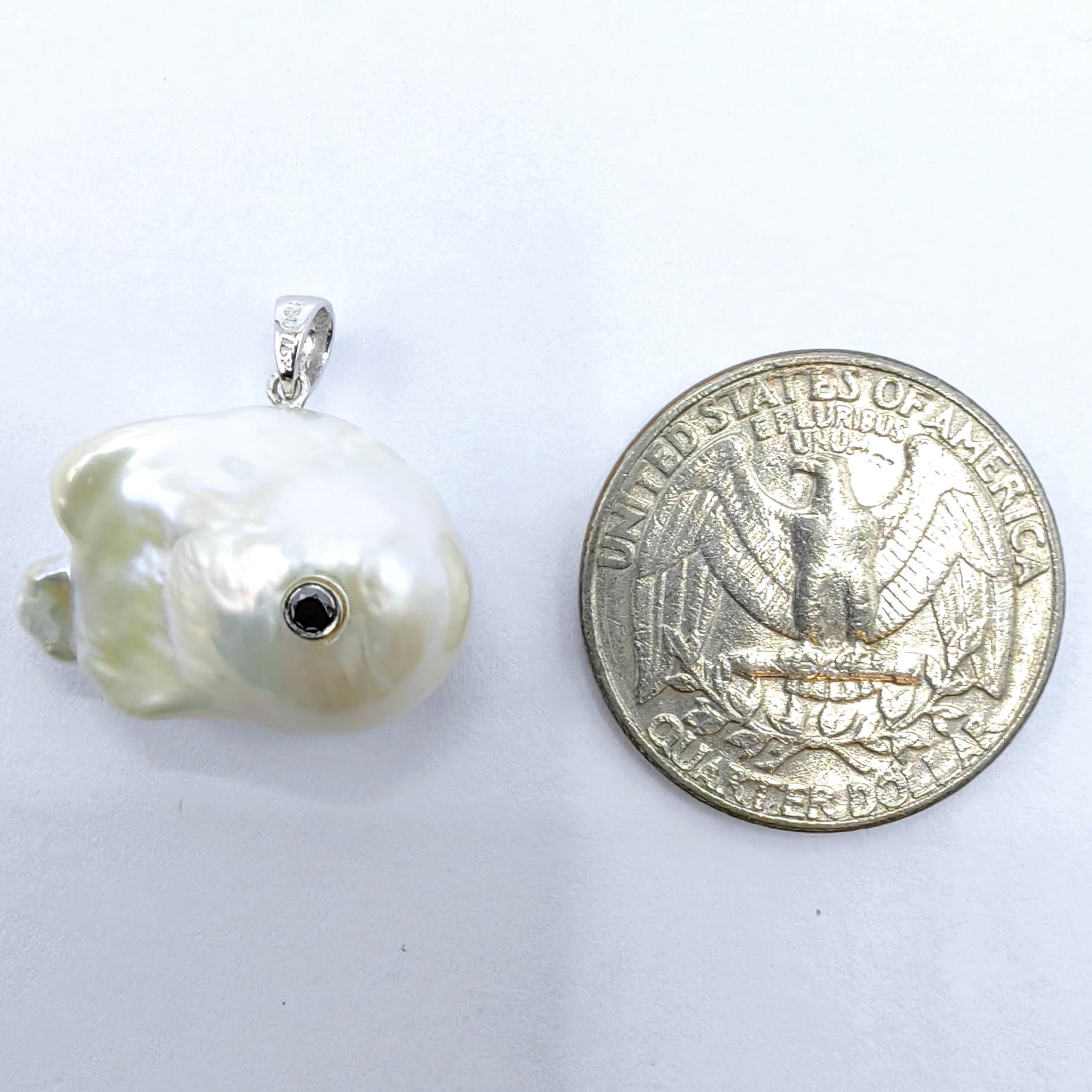 Darling Fish : Pendentif en or blanc 18 carats avec perles baroques et diamants noirs en vente 3