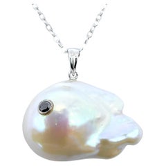 Darling Fish : Pendentif en or blanc 18 carats avec perles baroques et diamants noirs