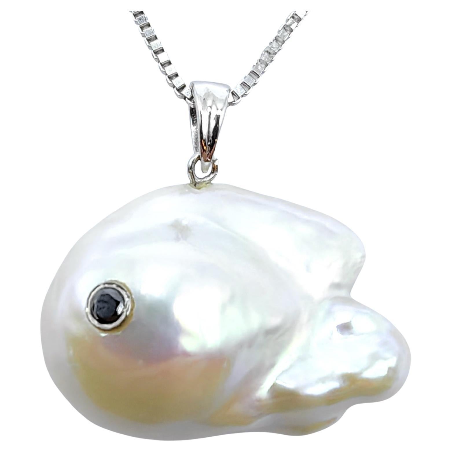 Darling Fish : Pendentif en or blanc 18 carats avec perles baroques et diamants noirs en vente
