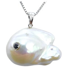 Darling Fish: Ciondolo di diamanti neri e perle barocche in oro bianco 18 carati