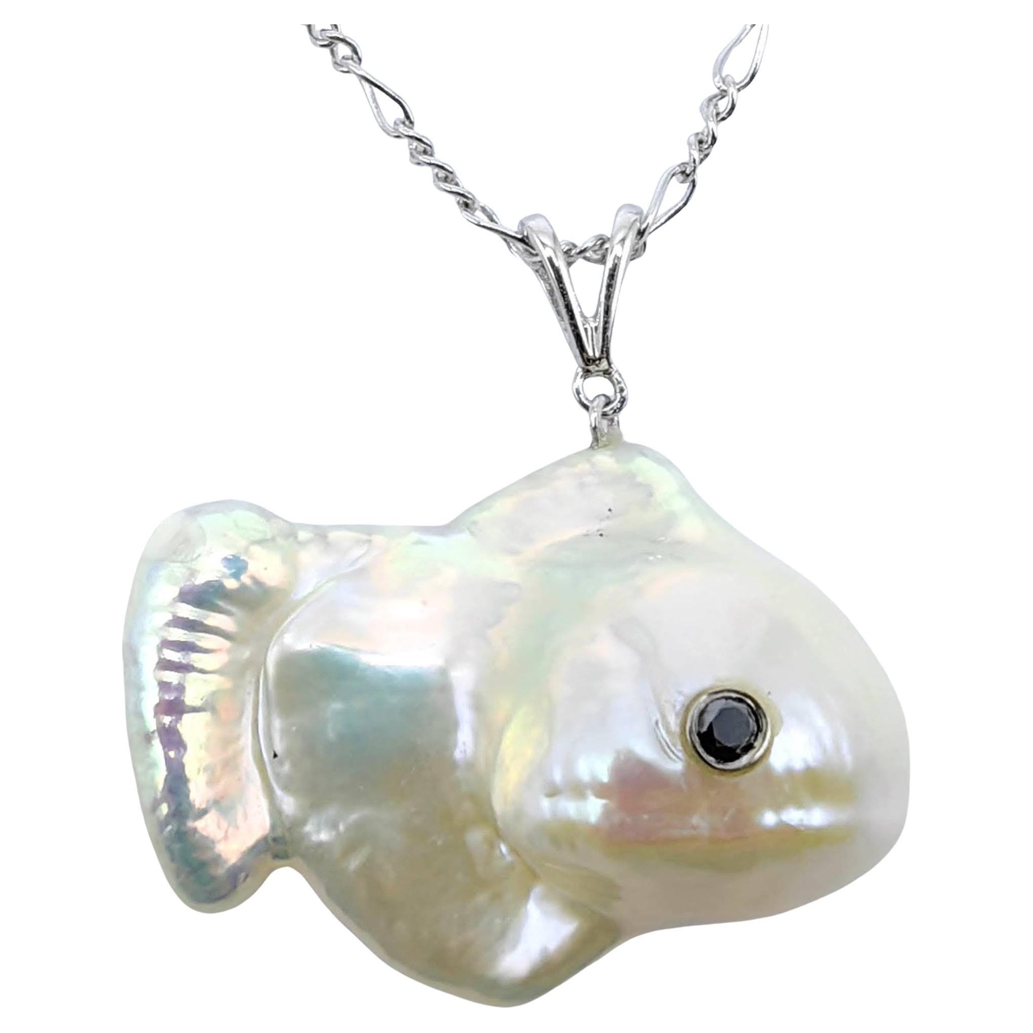 Darling Fish: Ciondolo di diamanti neri e perle barocche in oro bianco 18 carati