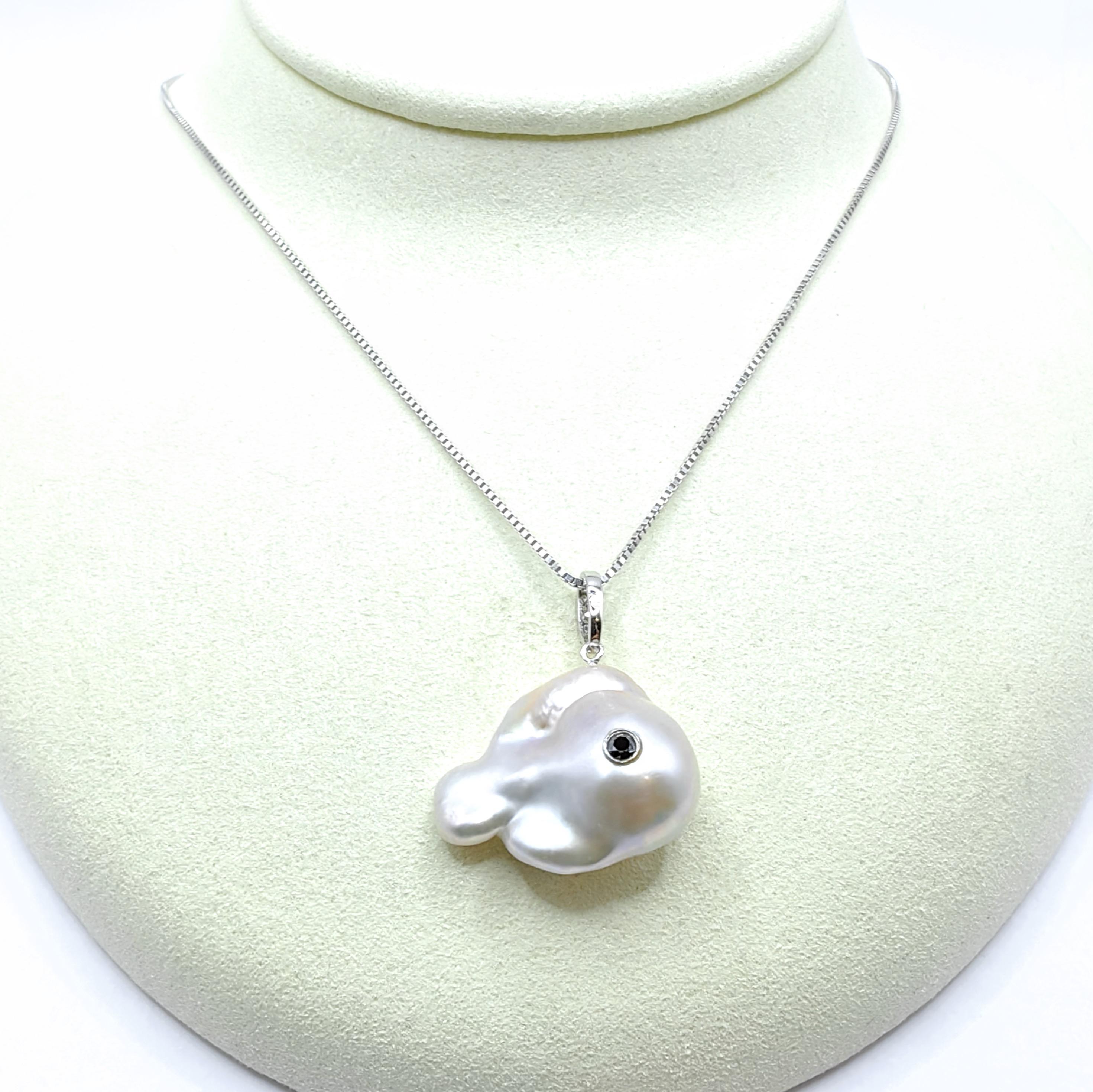 Darling Fish: Ciondolo con diamante nero e perla barocca iridescente in oro 18 carati in vendita 4