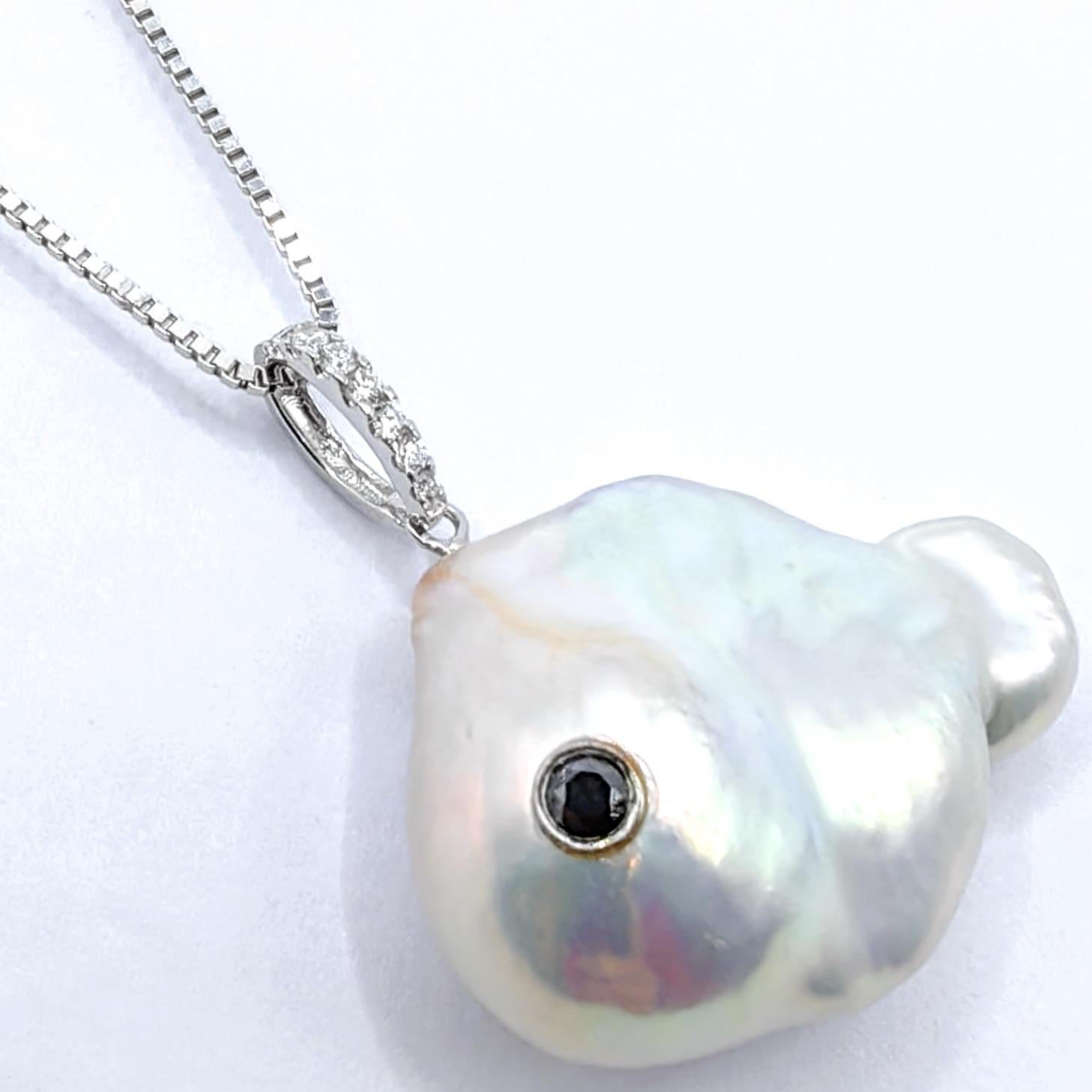 Contemporaneo Darling Fish: Ciondolo con diamante nero e perla barocca iridescente in oro 18 carati in vendita