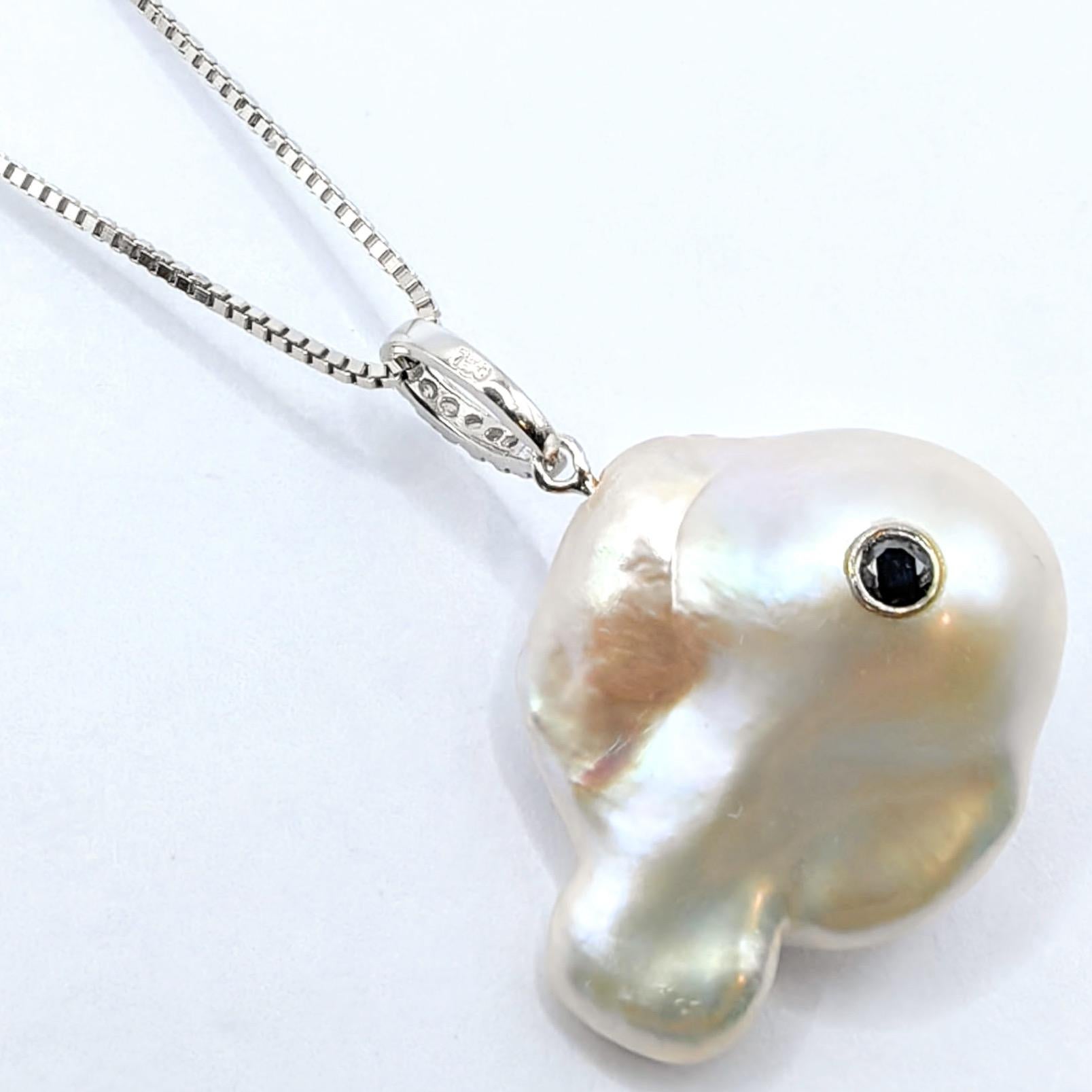 Taglio rotondo Darling Fish: Ciondolo con diamante nero e perla barocca iridescente in oro 18 carati in vendita