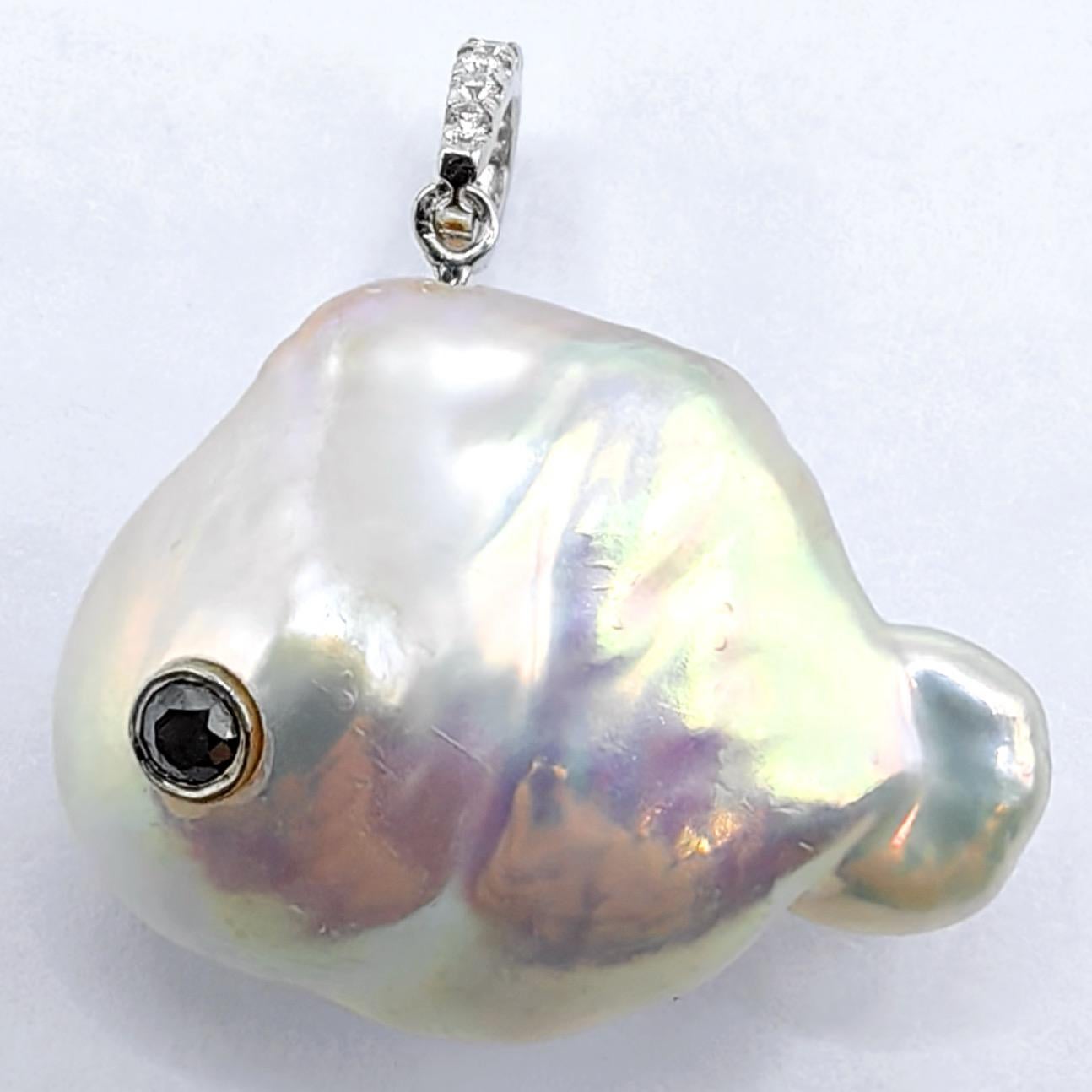 Darling Fish: Ciondolo con diamante nero e perla barocca iridescente in oro 18 carati In condizioni Nuovo in vendita a Wan Chai District, HK