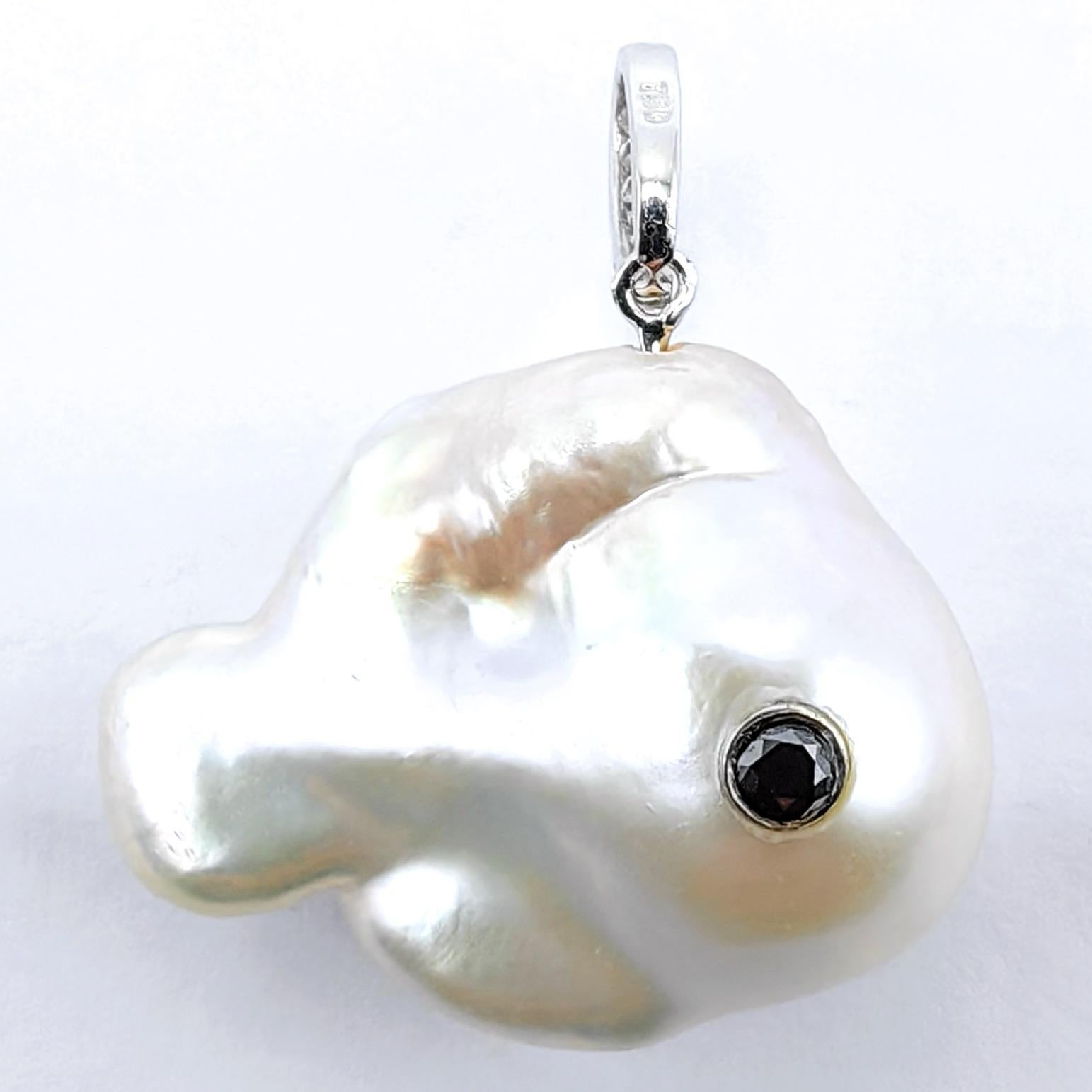 da uomo o donna Darling Fish: Ciondolo con diamante nero e perla barocca iridescente in oro 18 carati in vendita