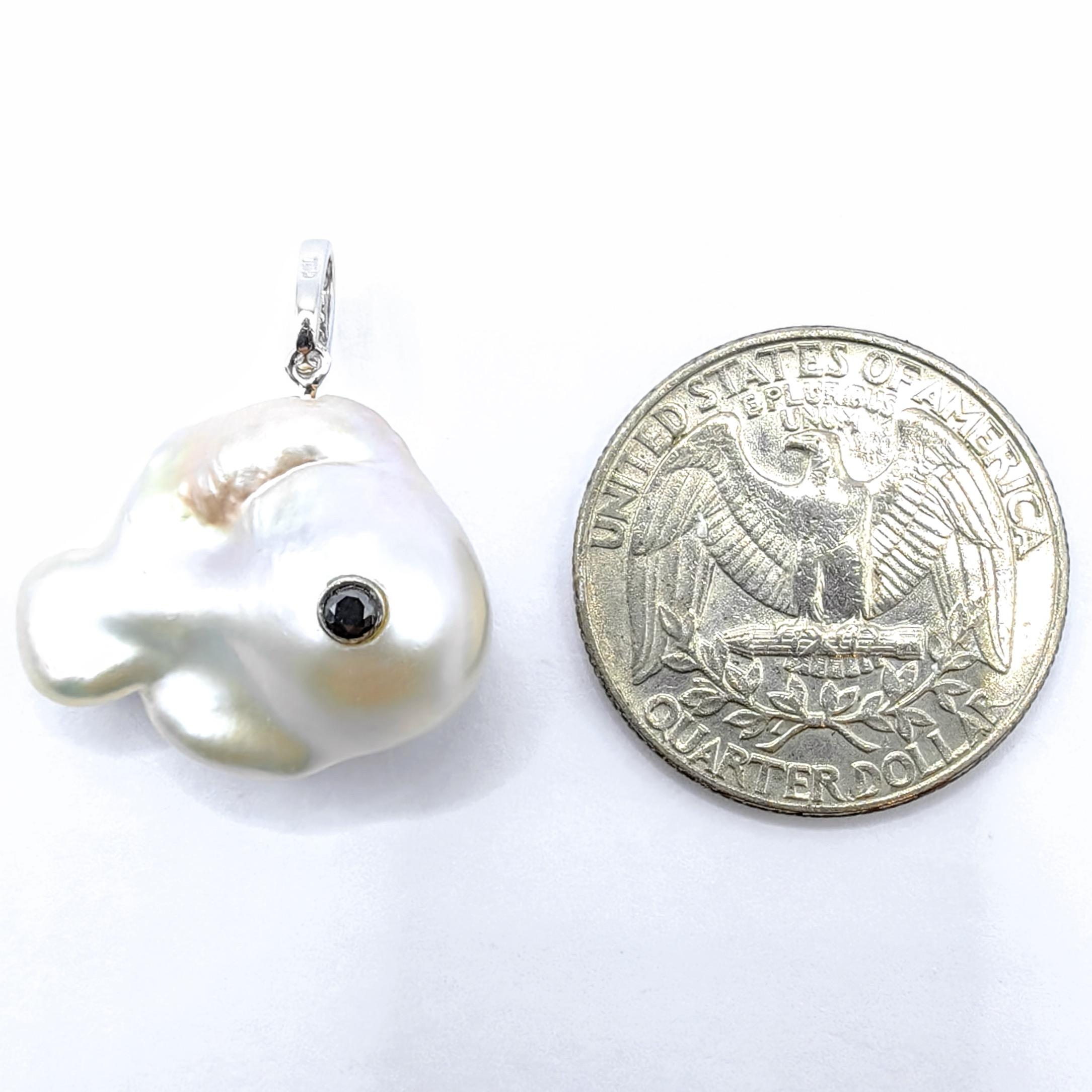Darling Fish: Ciondolo con diamante nero e perla barocca iridescente in oro 18 carati in vendita 2