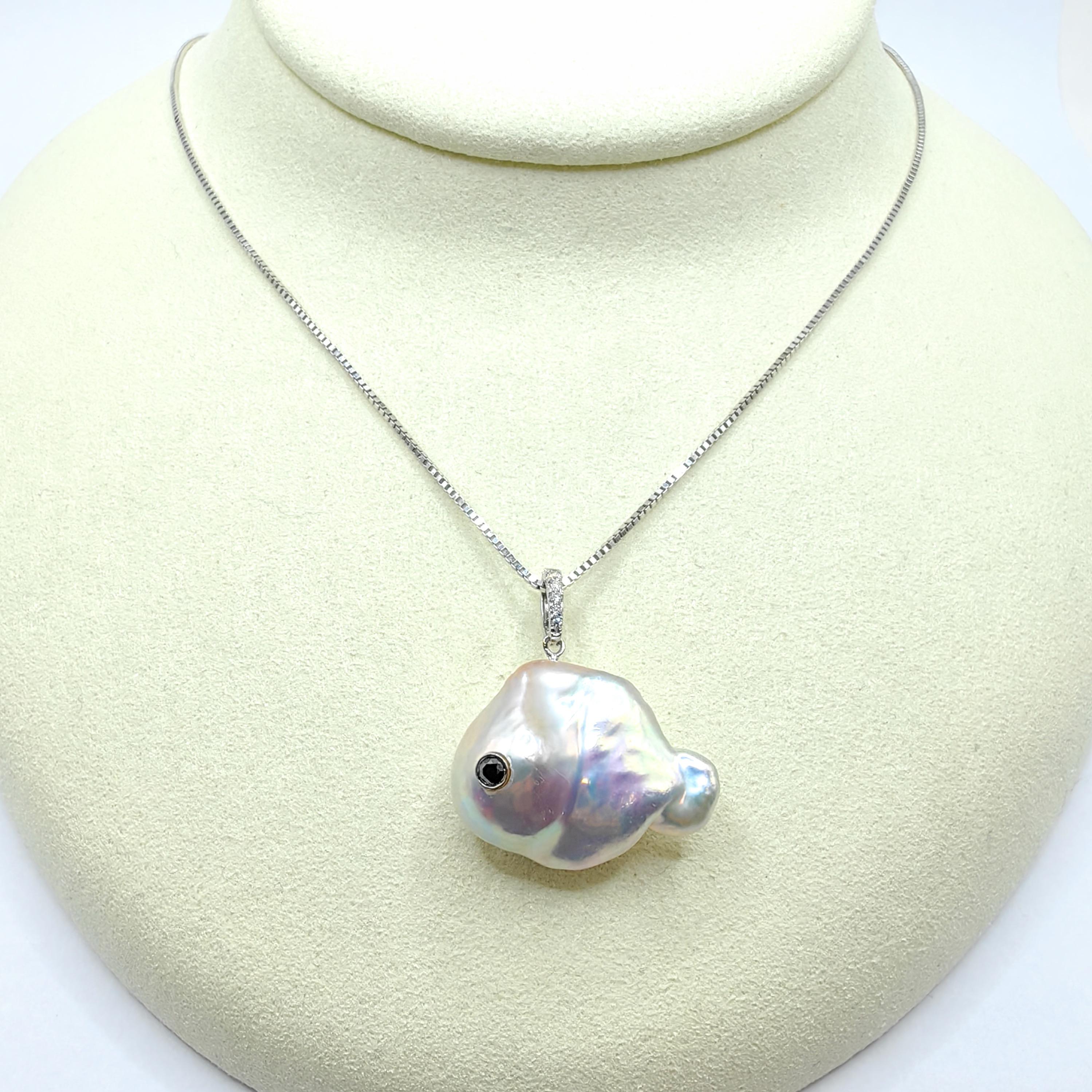 Darling Fish: Ciondolo con diamante nero e perla barocca iridescente in oro 18 carati in vendita 3