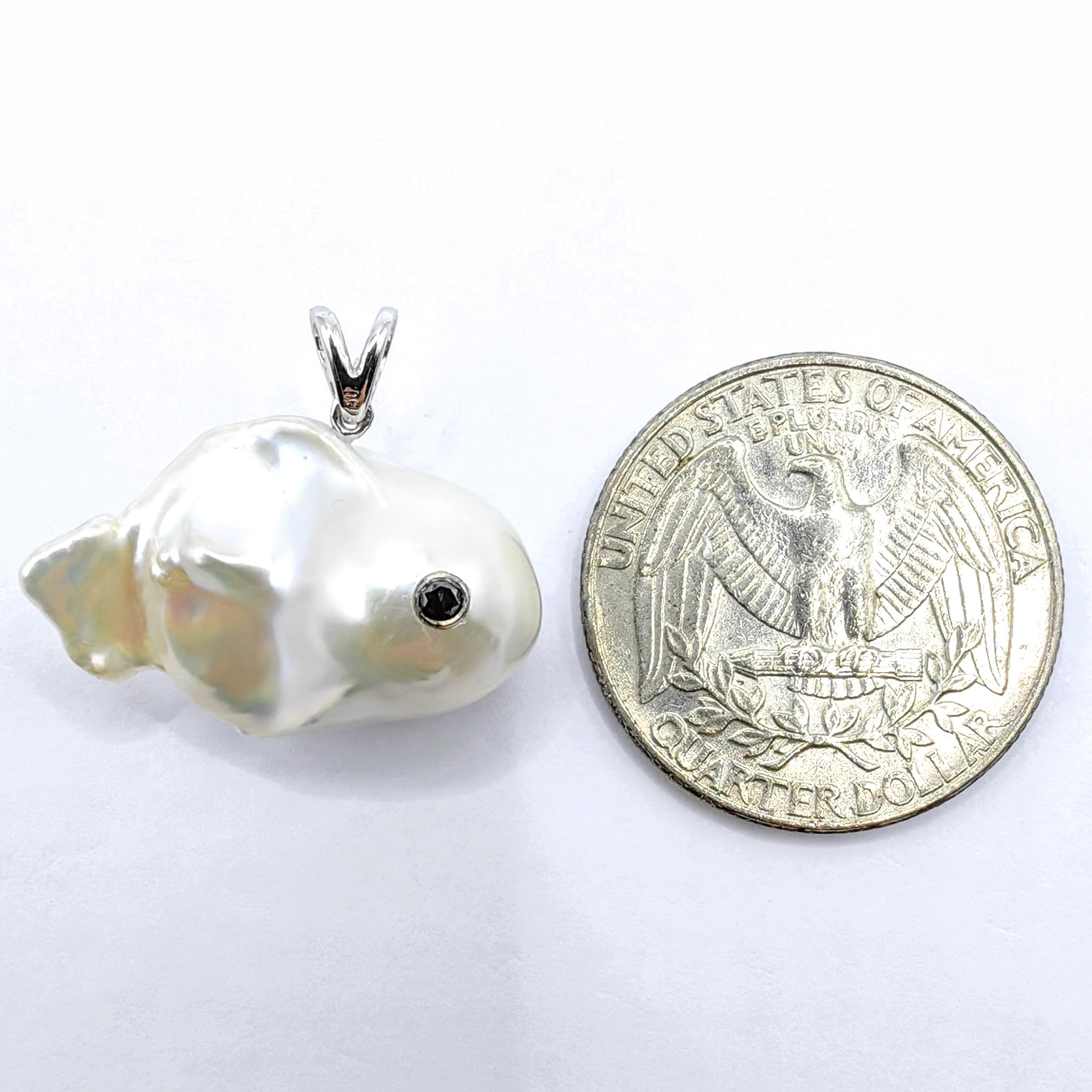 Darling Fish: Ciondolo con diamante nero e perla barocca bianca in oro bianco 18 carati in vendita 4