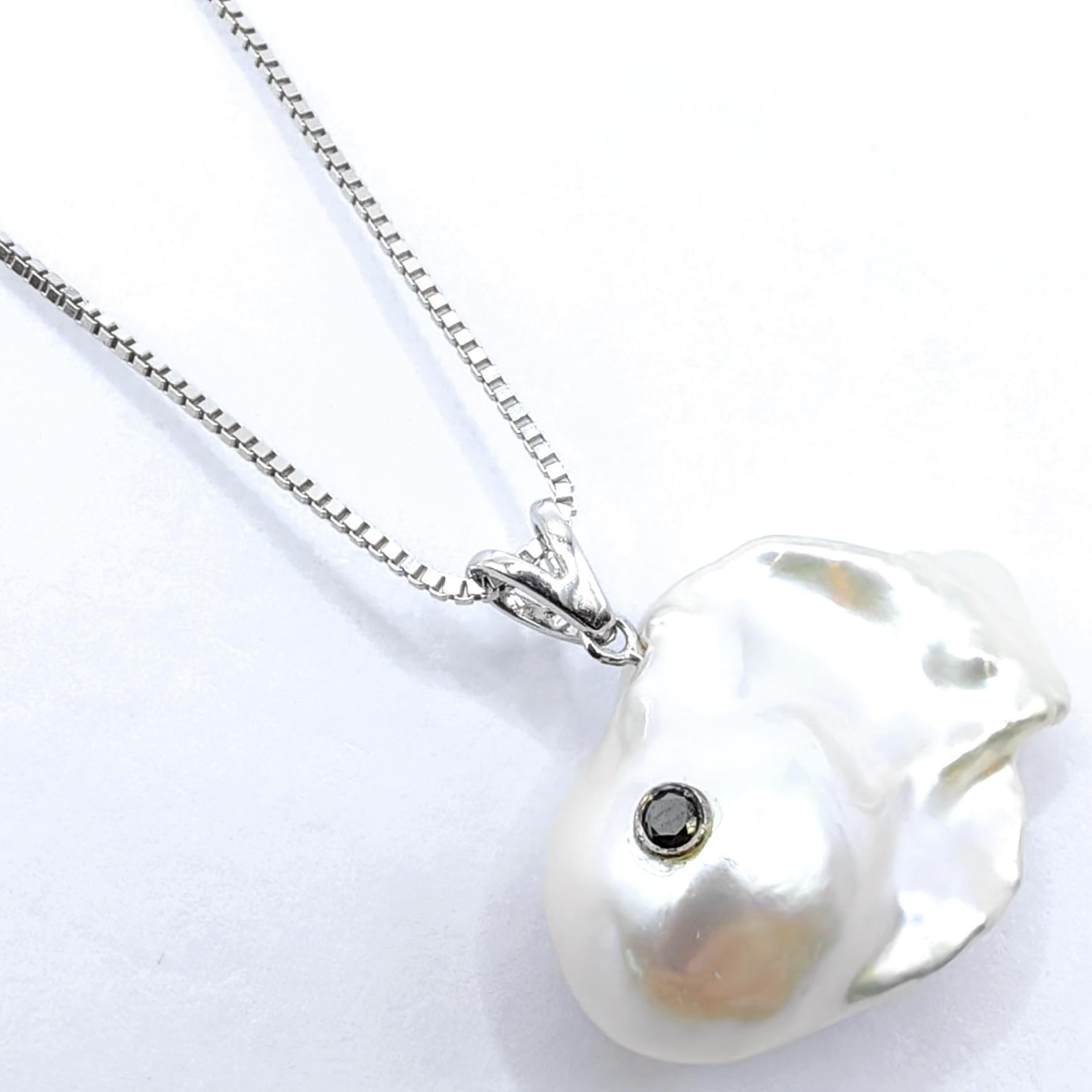 Contemporaneo Darling Fish: Ciondolo con diamante nero e perla barocca bianca in oro bianco 18 carati in vendita