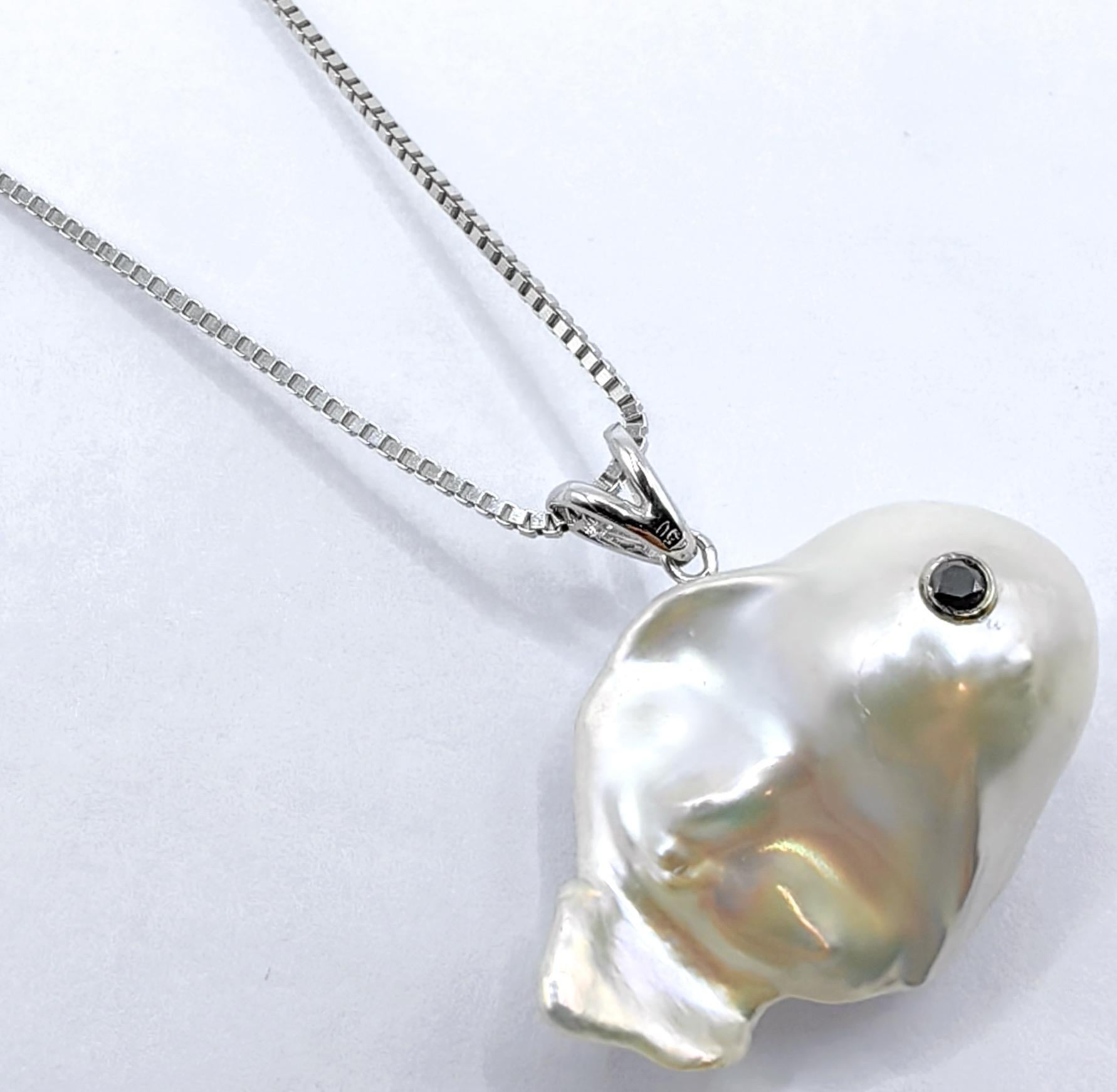 Taglio rotondo Darling Fish: Ciondolo con diamante nero e perla barocca bianca in oro bianco 18 carati in vendita