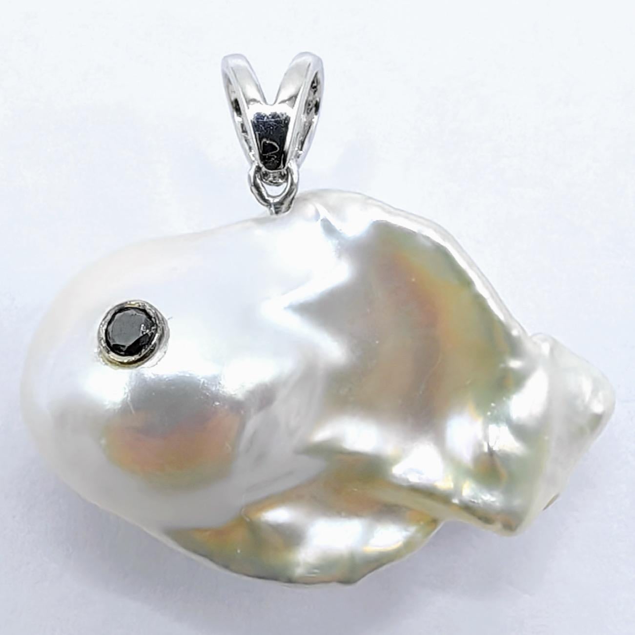 Darling Fish: Ciondolo con diamante nero e perla barocca bianca in oro bianco 18 carati in vendita 1