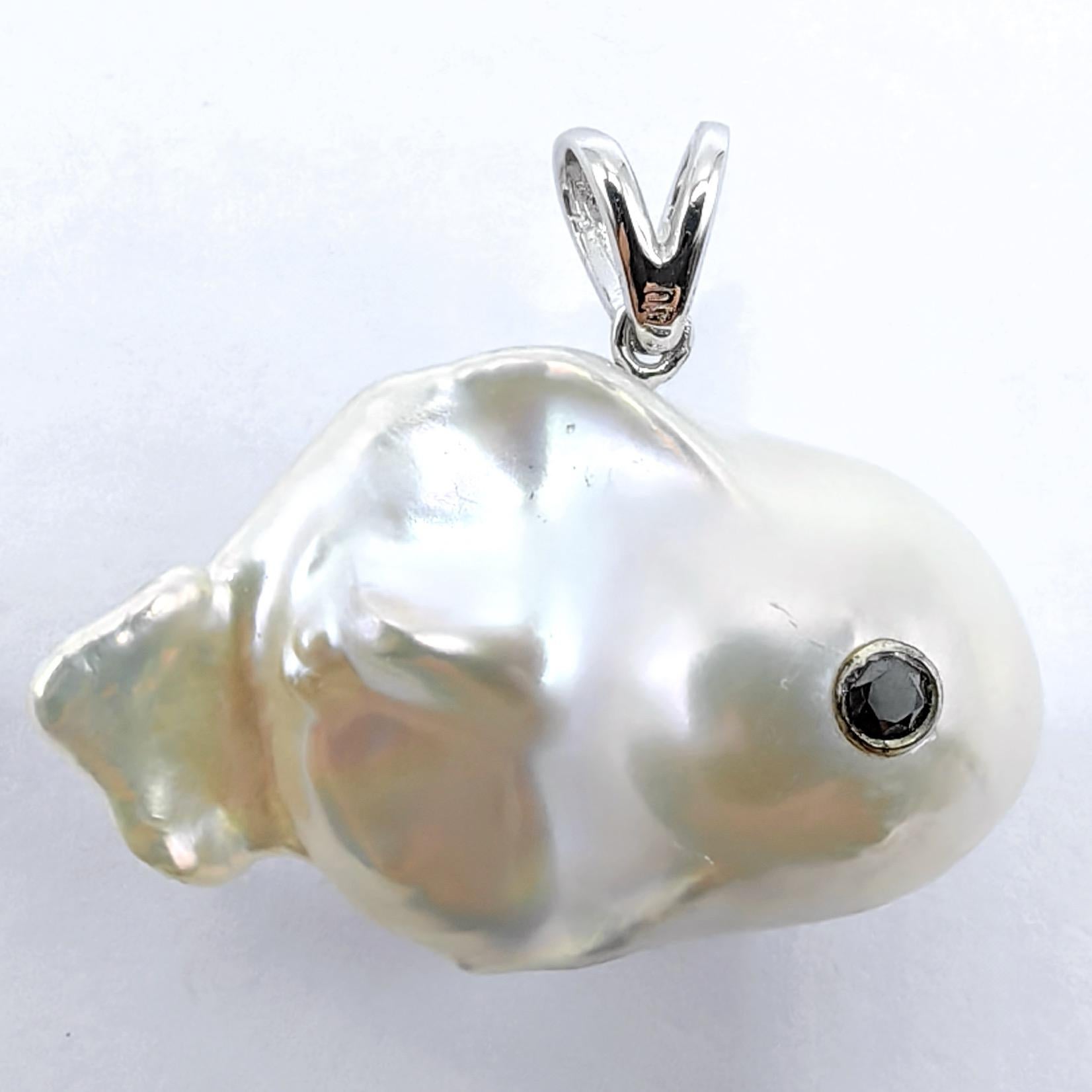 Darling Fish: Ciondolo con diamante nero e perla barocca bianca in oro bianco 18 carati in vendita 2