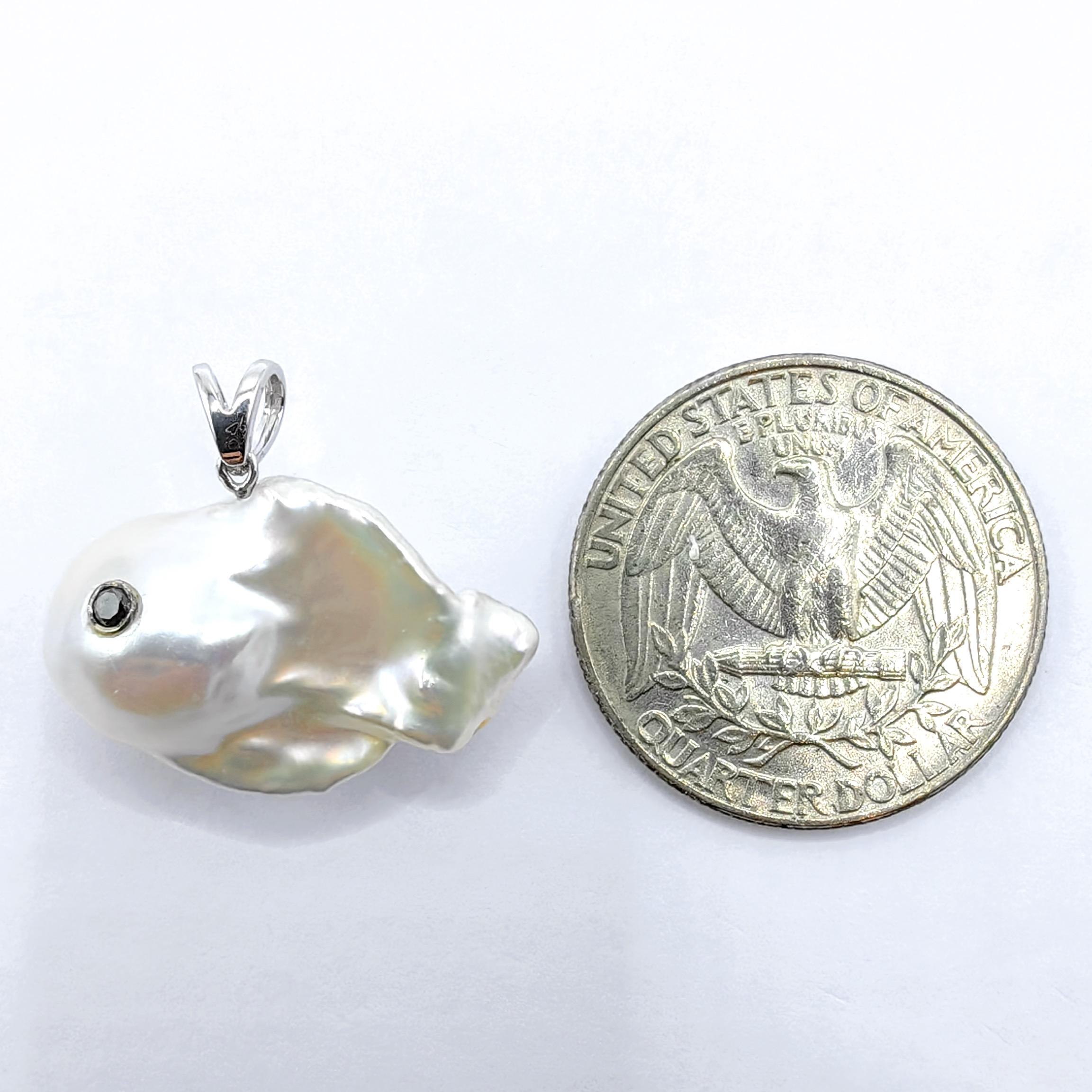Darling Fish: Ciondolo con diamante nero e perla barocca bianca in oro bianco 18 carati in vendita 3