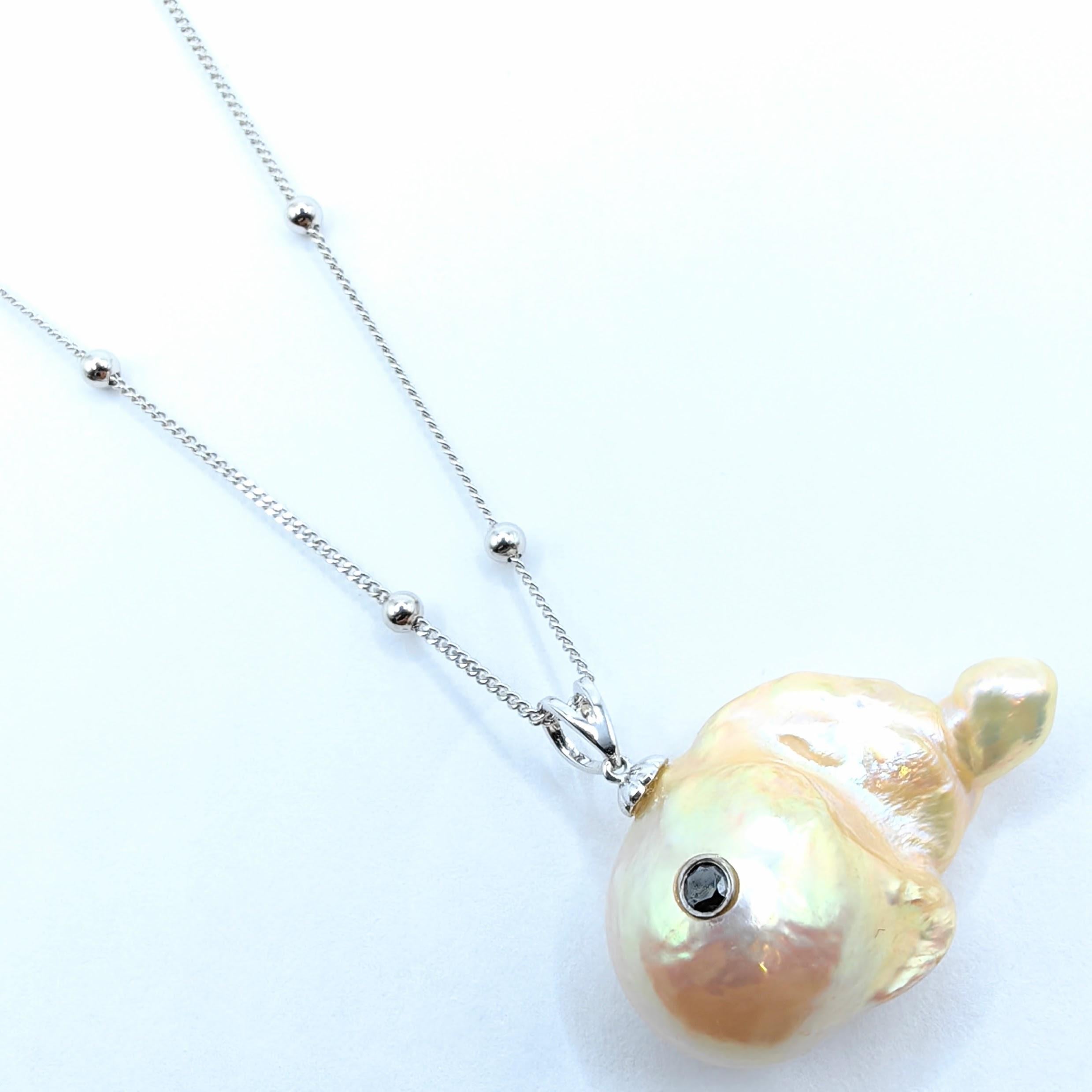 Darling Fish XL: Black Diamond & Golden Pink Baroque Pearl 18K Gold Fish Pendant In New Condition For Sale In Wan Chai District, HK