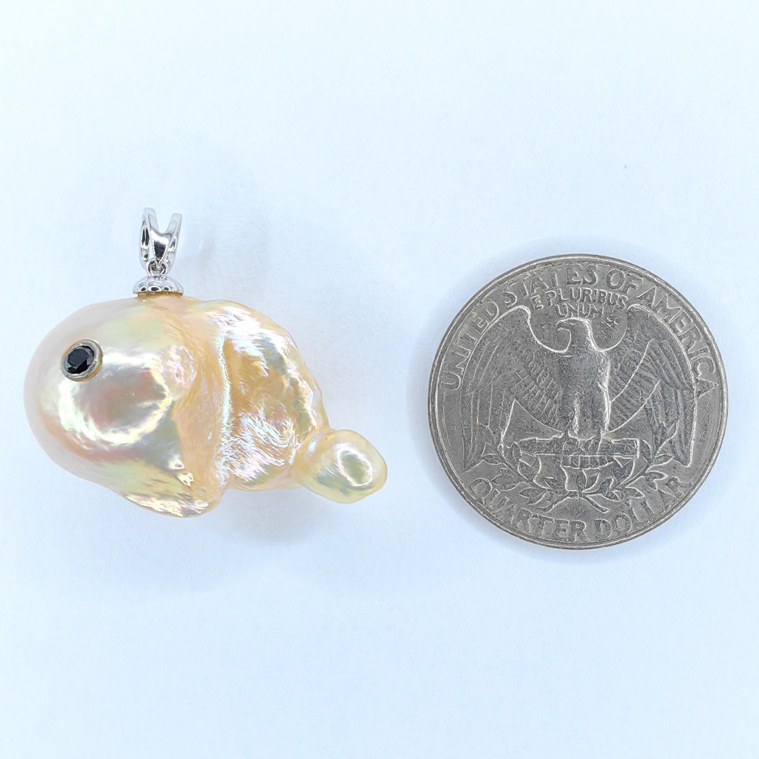 Darling Fish XL: Black Diamond & Golden Pink Baroque Pearl 18K Gold Fish Pendant For Sale 1