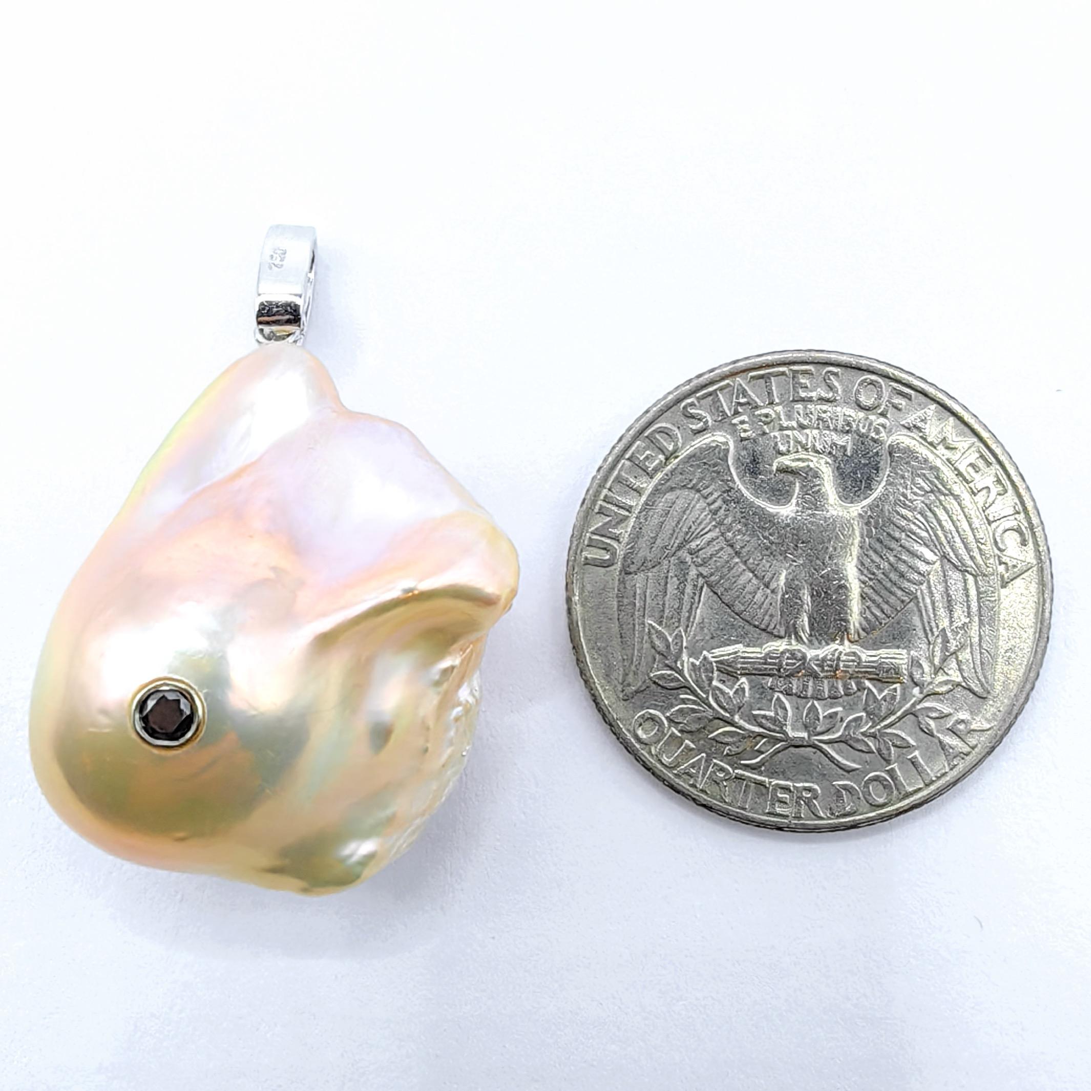 Darling Fish XL: Ciondolo con diamante nero, diamante rosa dorato e perla barocca 18K in vendita 4