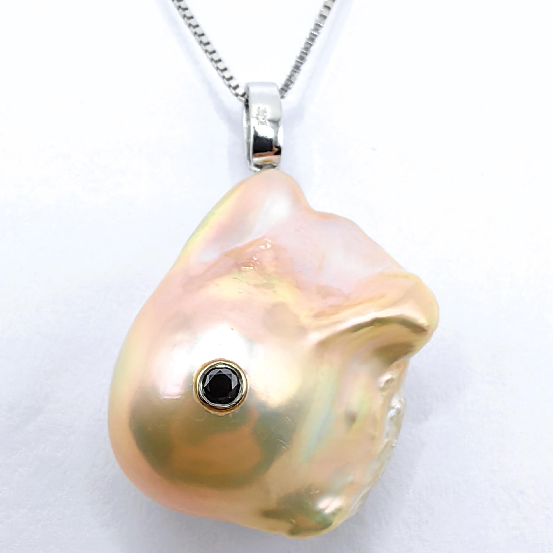 Abbraccia il fascino stravagante della vita oceanica con il Darling Fish XL, uno straordinario ciondolo che cattura lo spirito giocoso delle creature acquatiche. Questo straordinario pezzo mette in mostra una magnifica perla barocca d'acqua dolce