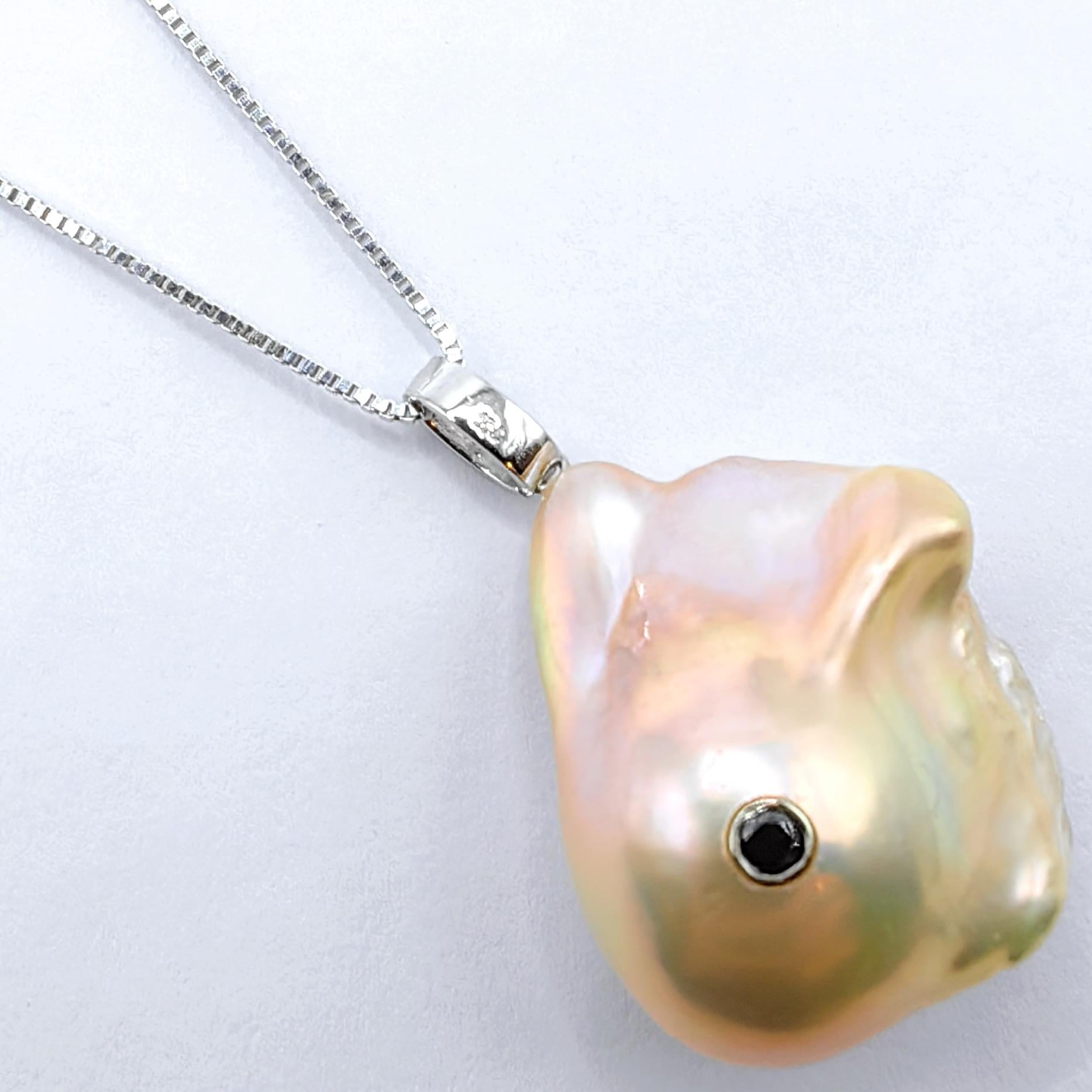 Taglio rotondo Darling Fish XL: Ciondolo con diamante nero, diamante rosa dorato e perla barocca 18K in vendita