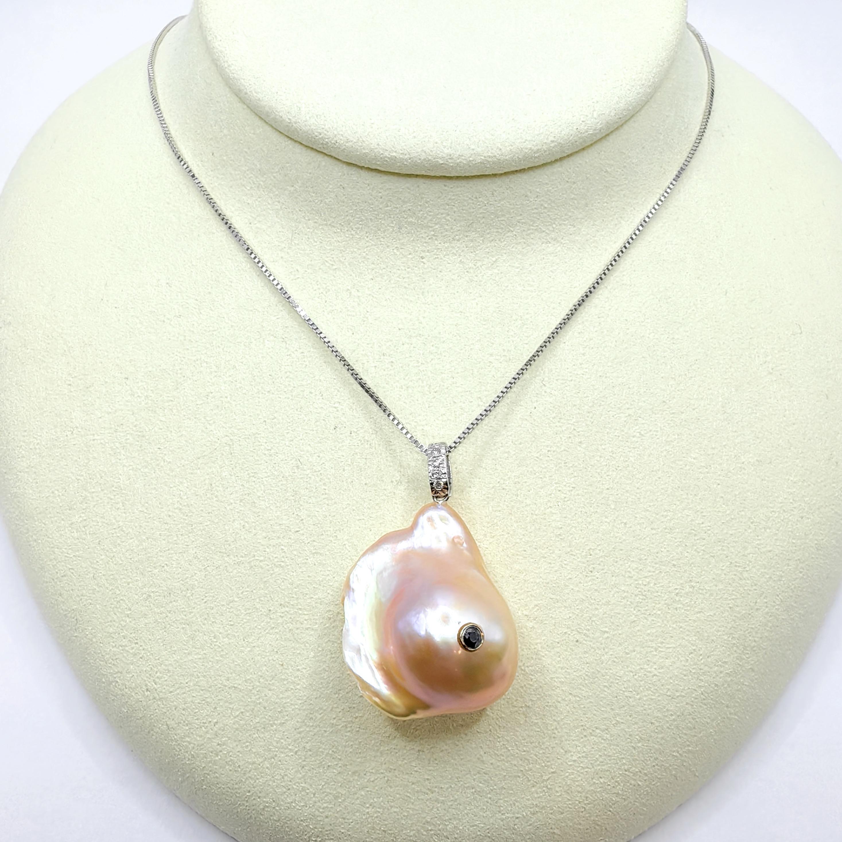 Darling Fish XL: Ciondolo con diamante nero, diamante rosa dorato e perla barocca 18K In condizioni Nuovo in vendita a Wan Chai District, HK