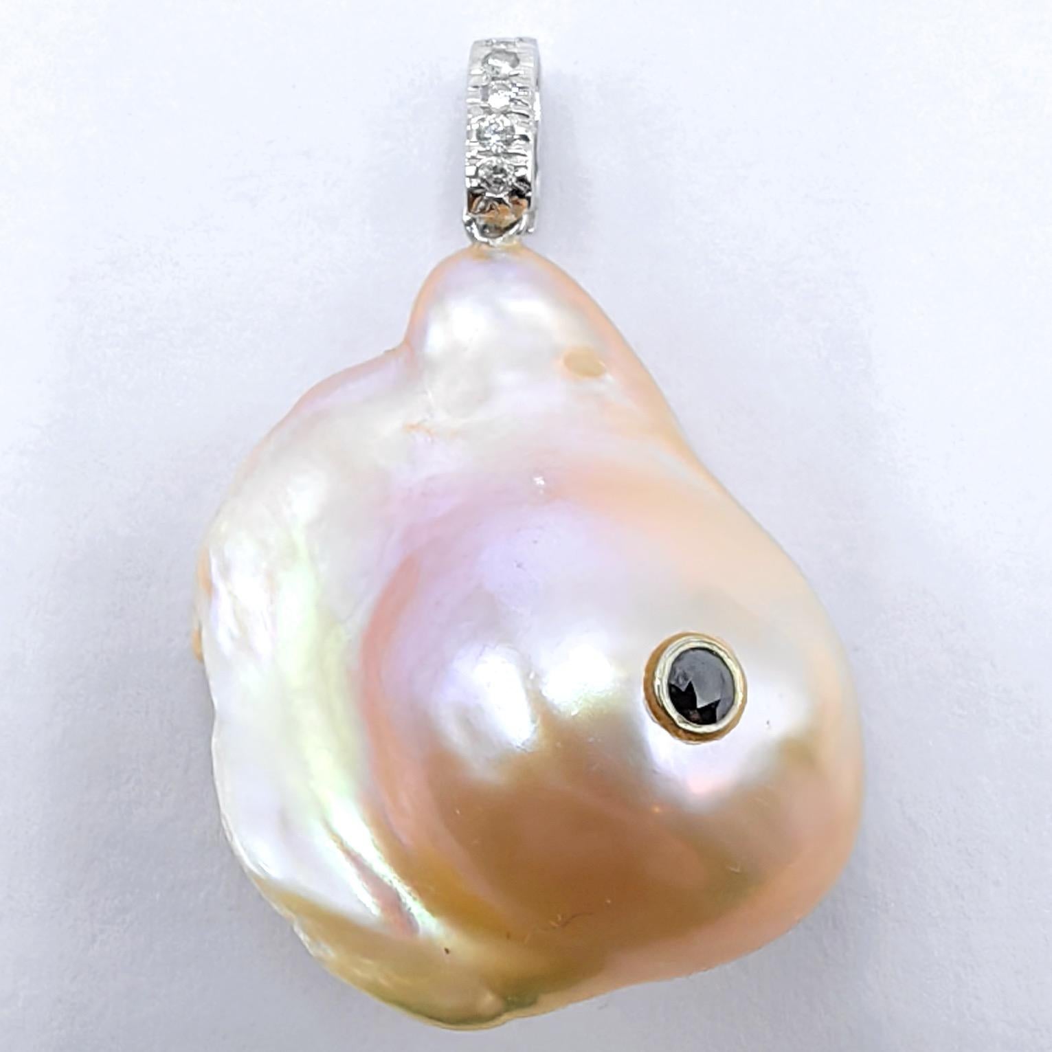 Darling Fish XL: Ciondolo con diamante nero, diamante rosa dorato e perla barocca 18K in vendita 1