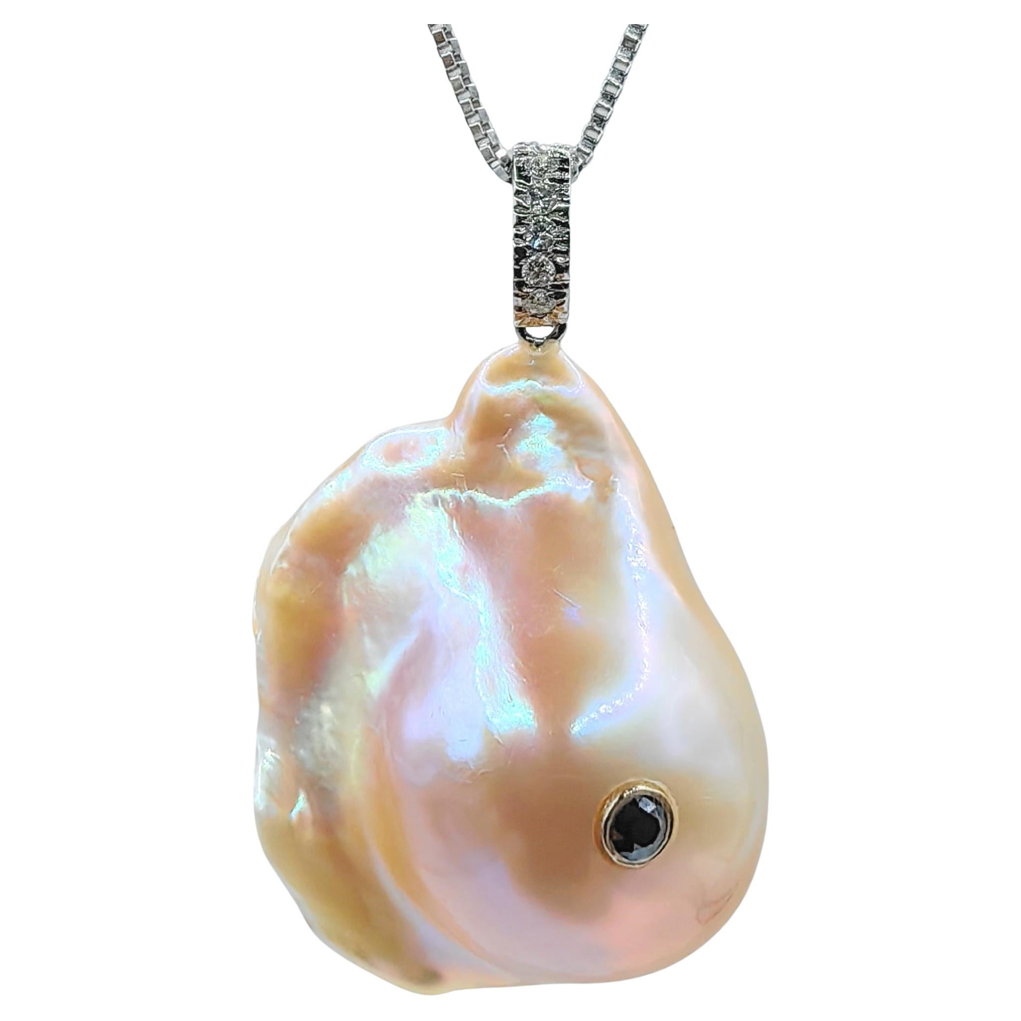 Darling Fish XL: Ciondolo con diamante nero, diamante rosa dorato e perla barocca 18K in vendita