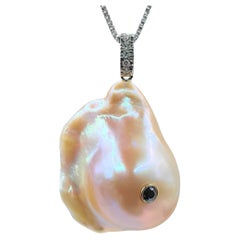 Darling Fish XL: Ciondolo con diamante nero, diamante rosa dorato e perla barocca 18K