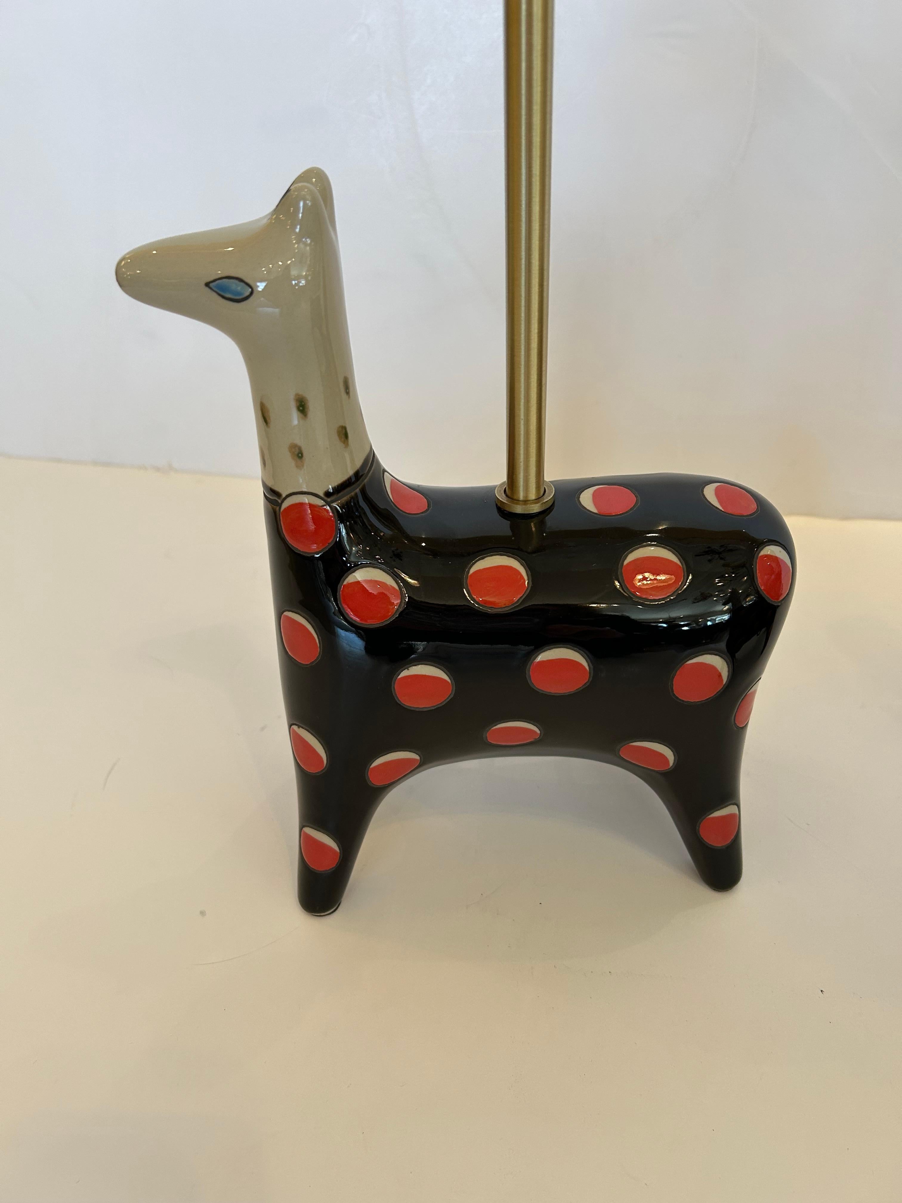 Adorable paire de petites lampes de table en céramique représentant des lamas modernes stylisés à pois.
Pas d'abat-jour, mais les harpes sont incluses.