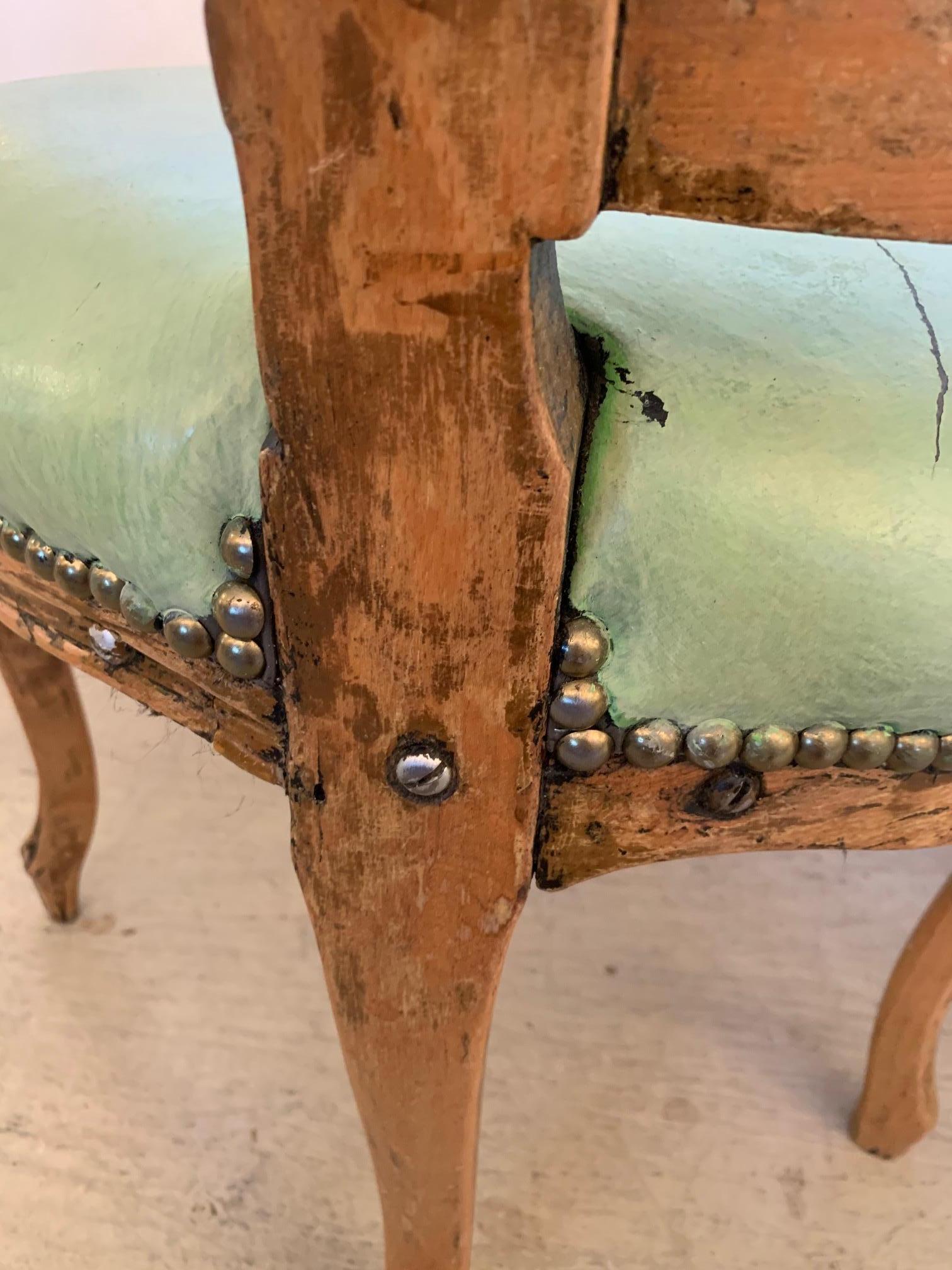 Paire de ravissantes chaises d'appoint françaises anciennes en noyer sculpté et cuir vert clair en vente 3
