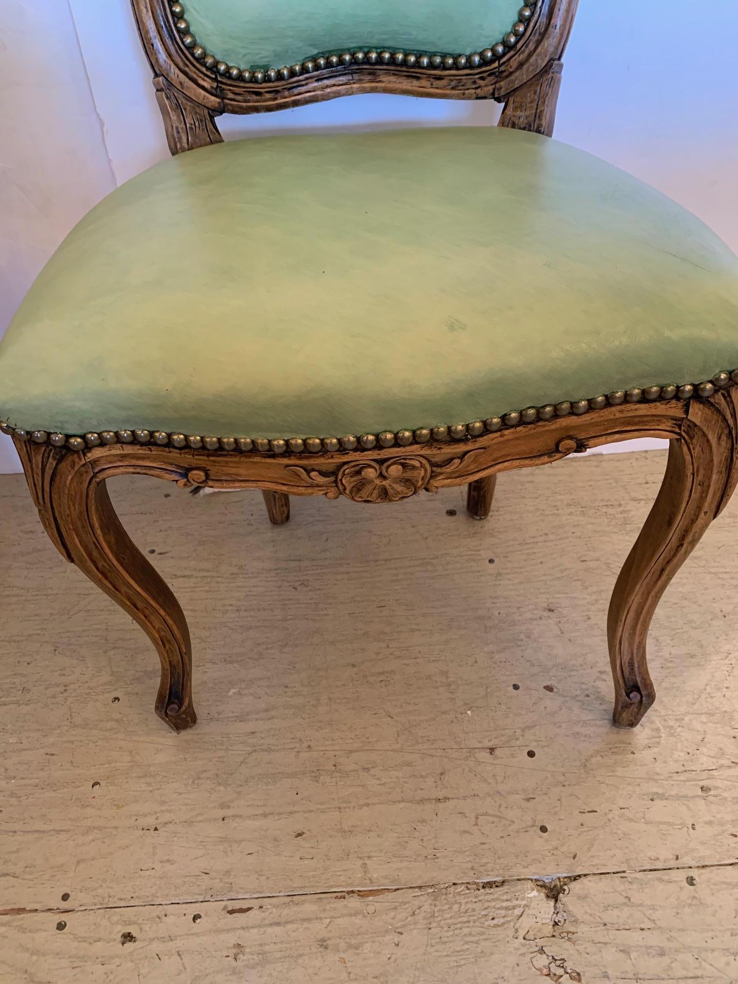 Paire de ravissantes chaises d'appoint françaises anciennes en noyer sculpté et cuir vert clair en vente 4