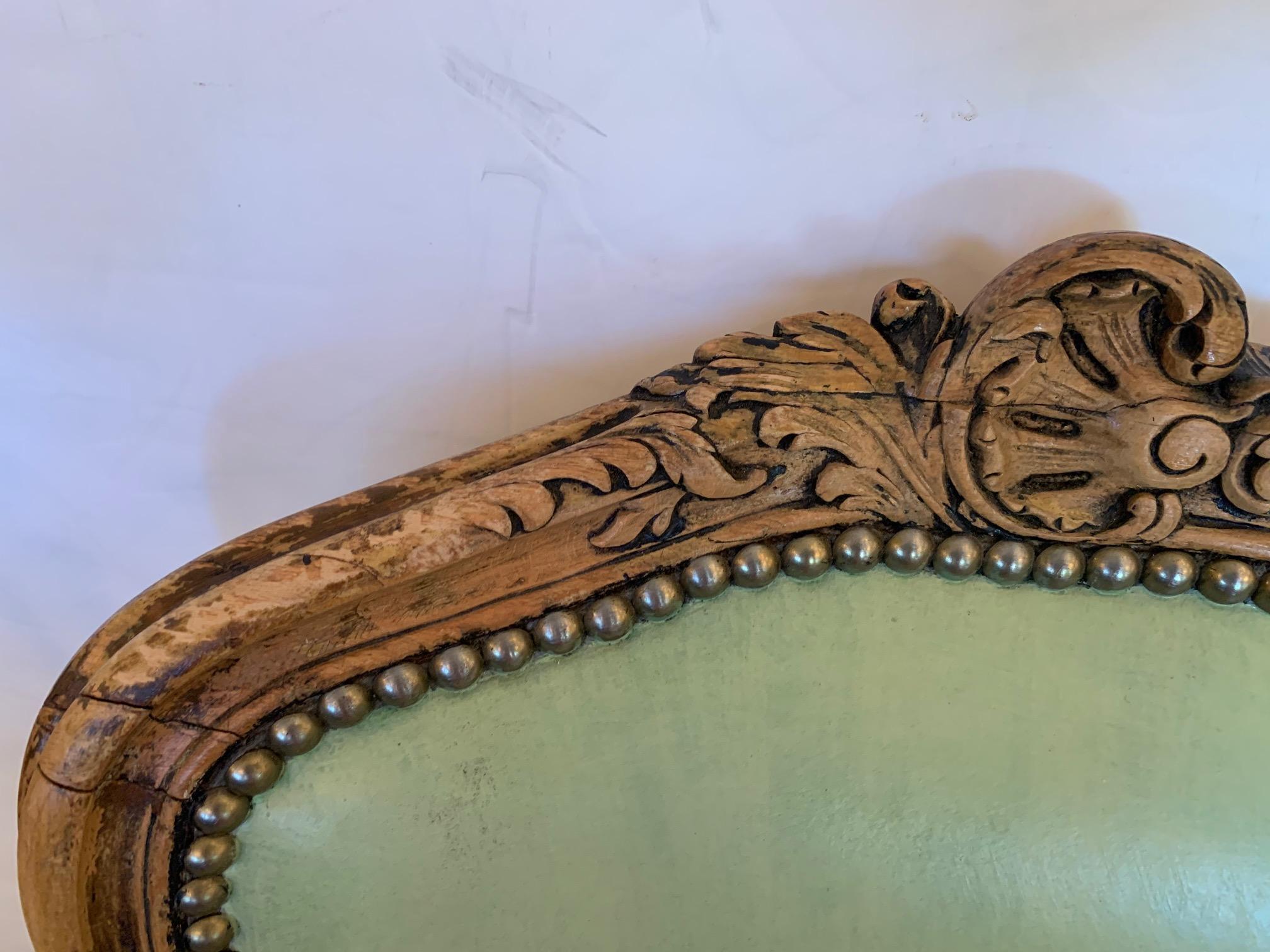 Paire de ravissantes chaises d'appoint françaises anciennes en noyer sculpté et cuir vert clair en vente 8
