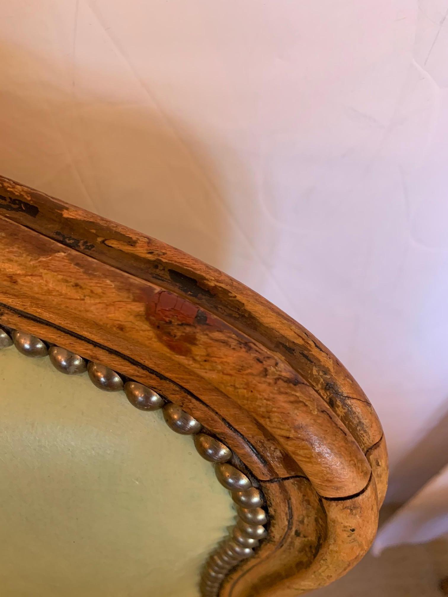 Louis XVI Paire de ravissantes chaises d'appoint françaises anciennes en noyer sculpté et cuir vert clair en vente
