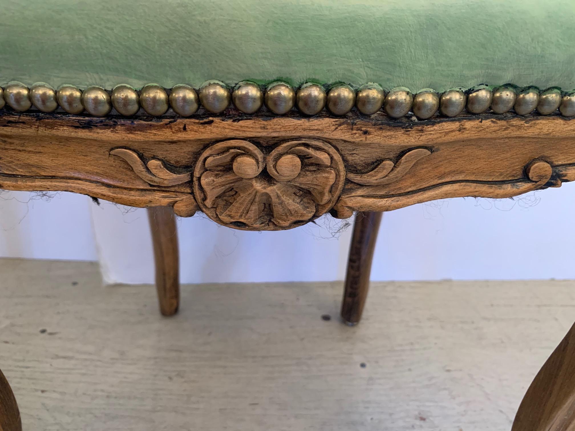 XIXe siècle Paire de ravissantes chaises d'appoint françaises anciennes en noyer sculpté et cuir vert clair en vente