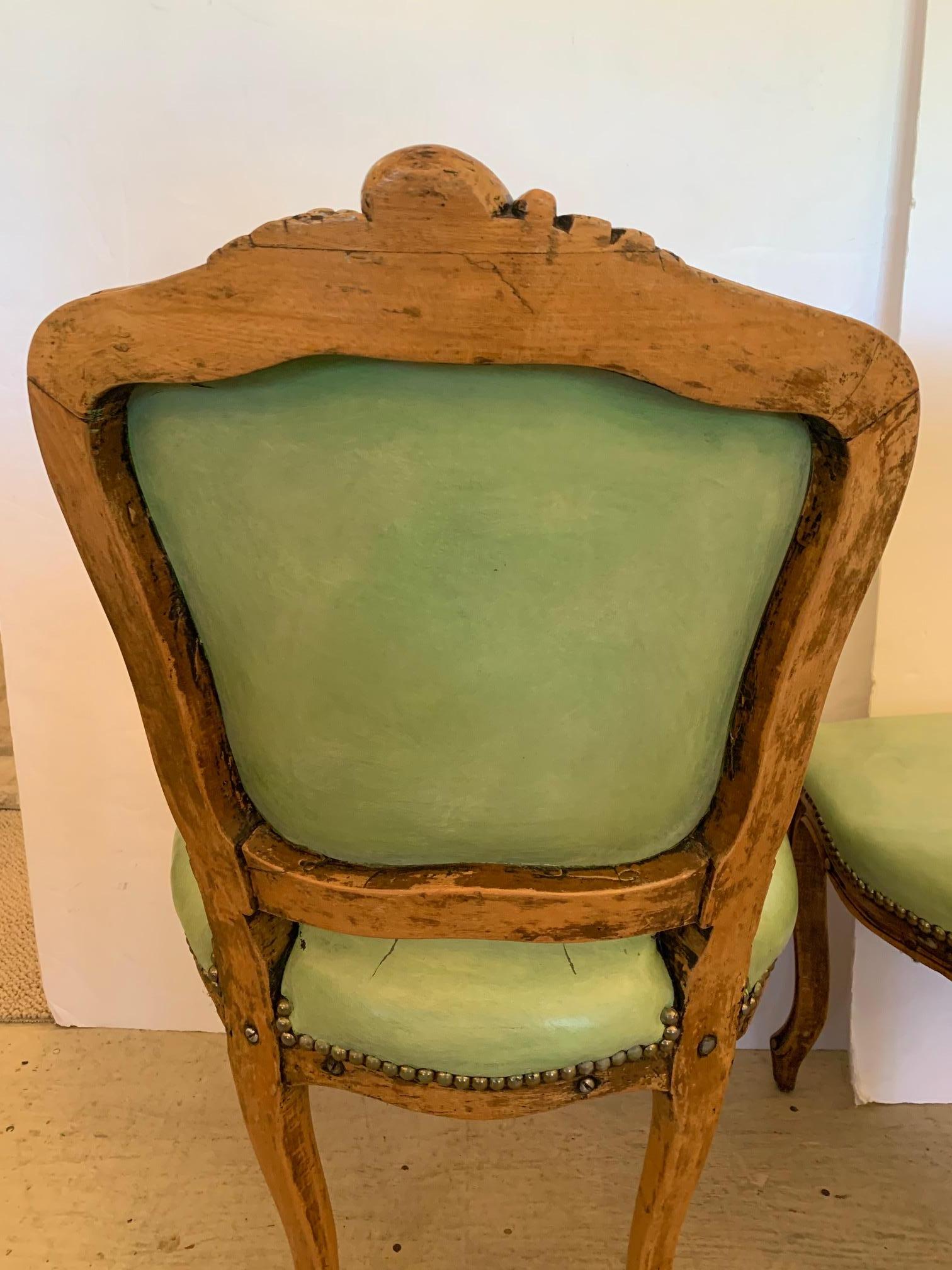Cuir Paire de ravissantes chaises d'appoint françaises anciennes en noyer sculpté et cuir vert clair en vente